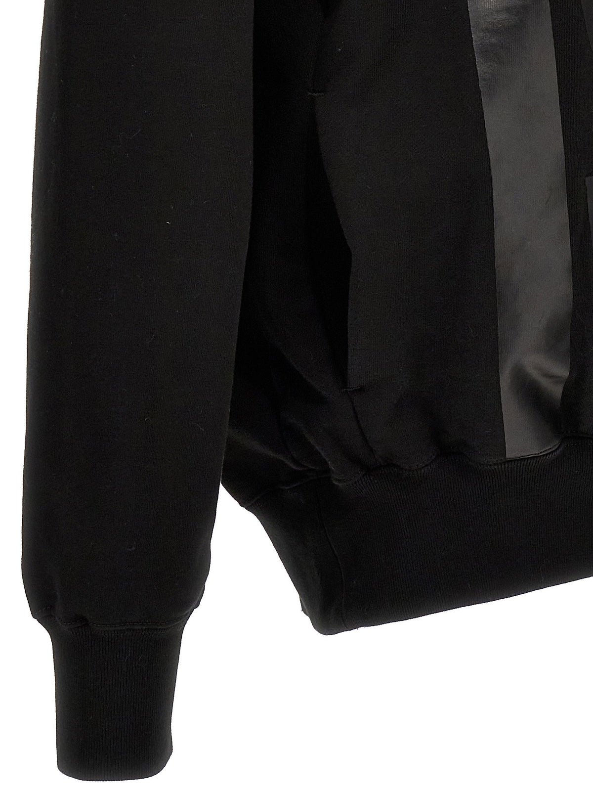 Close-up van de glanzende printlaag op de matte zwarte sweatstof