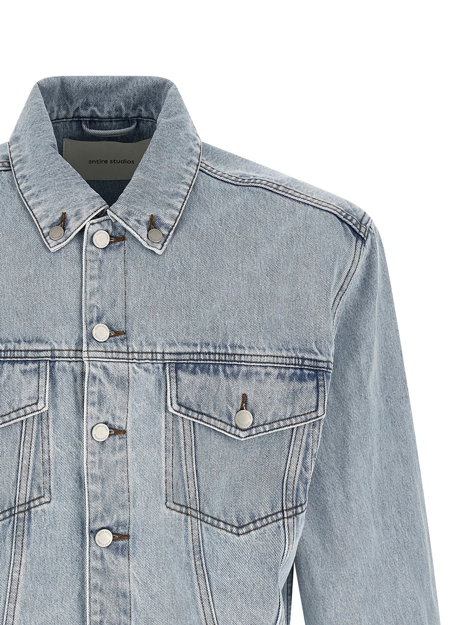 Entire Studios Shrunken Denim jack lichtblauw, achteraanzicht met gestoffeerde schouders