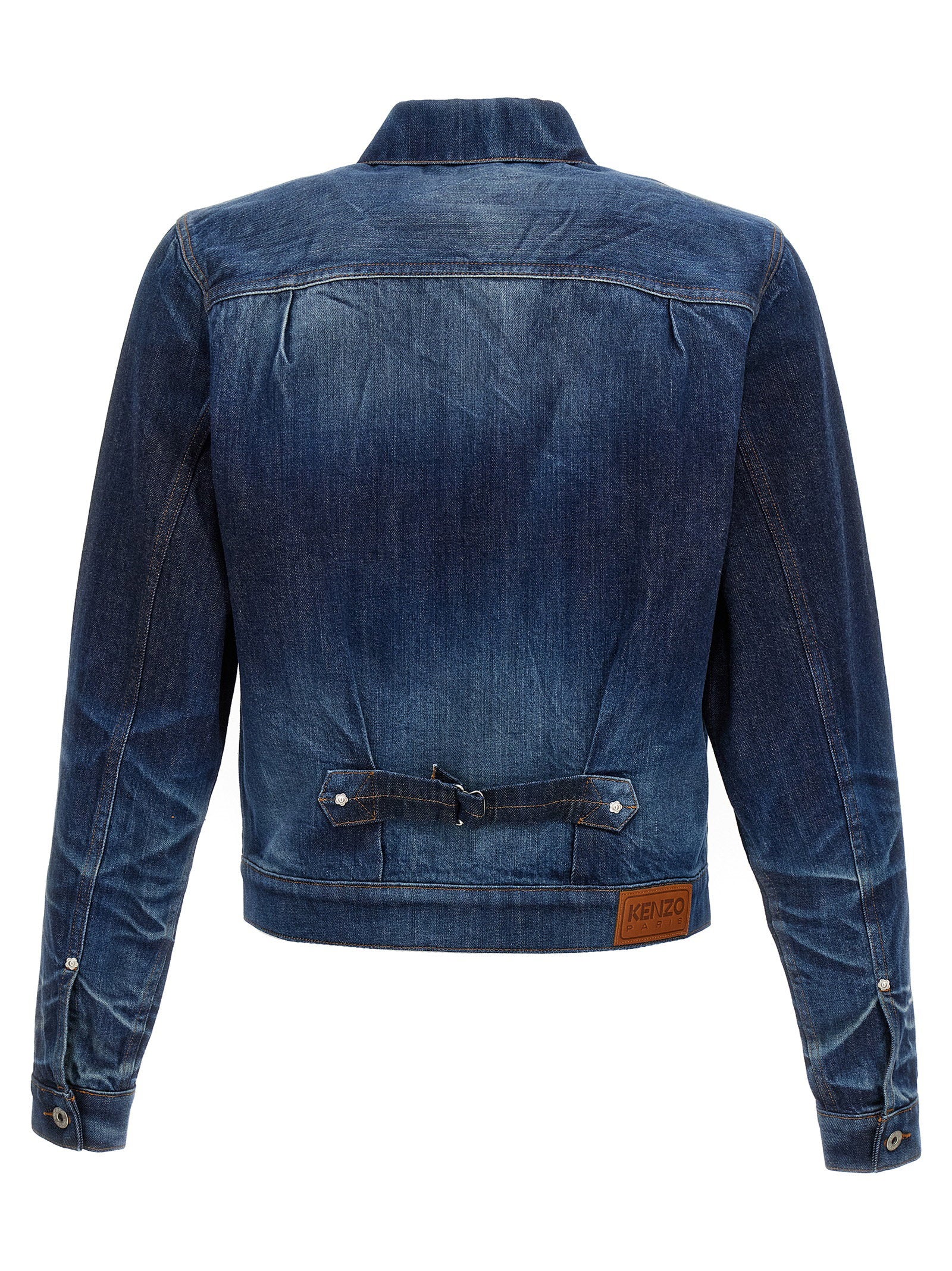 Achterkant van het Kenzo denimjack met verstelbare band met gesp en leren label