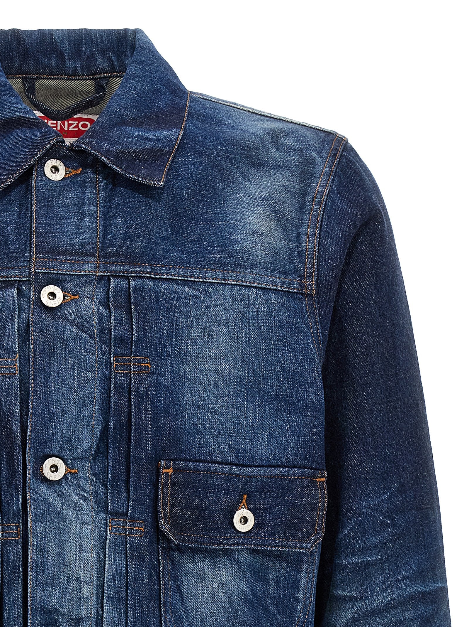 Detail van de puntkraag, knopen en borstzak met klep van het Kenzo denimjack
