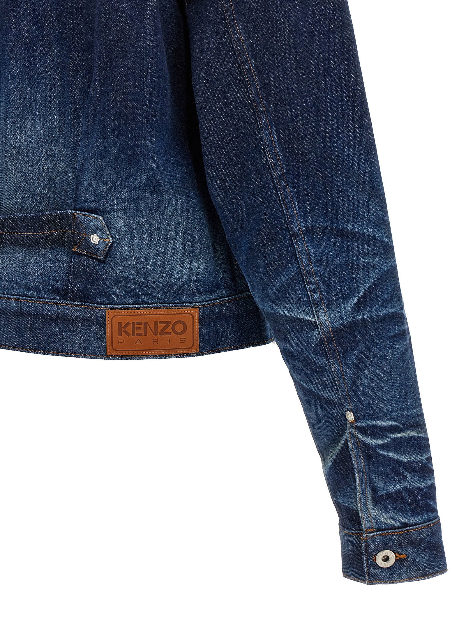 Detail van het leren KENZO-label en de manchet van het denimjack