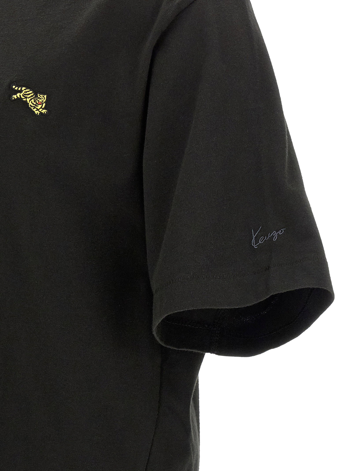 Detail van de ton-sur-ton geborduurde Kenzo-signatuur op de mouw