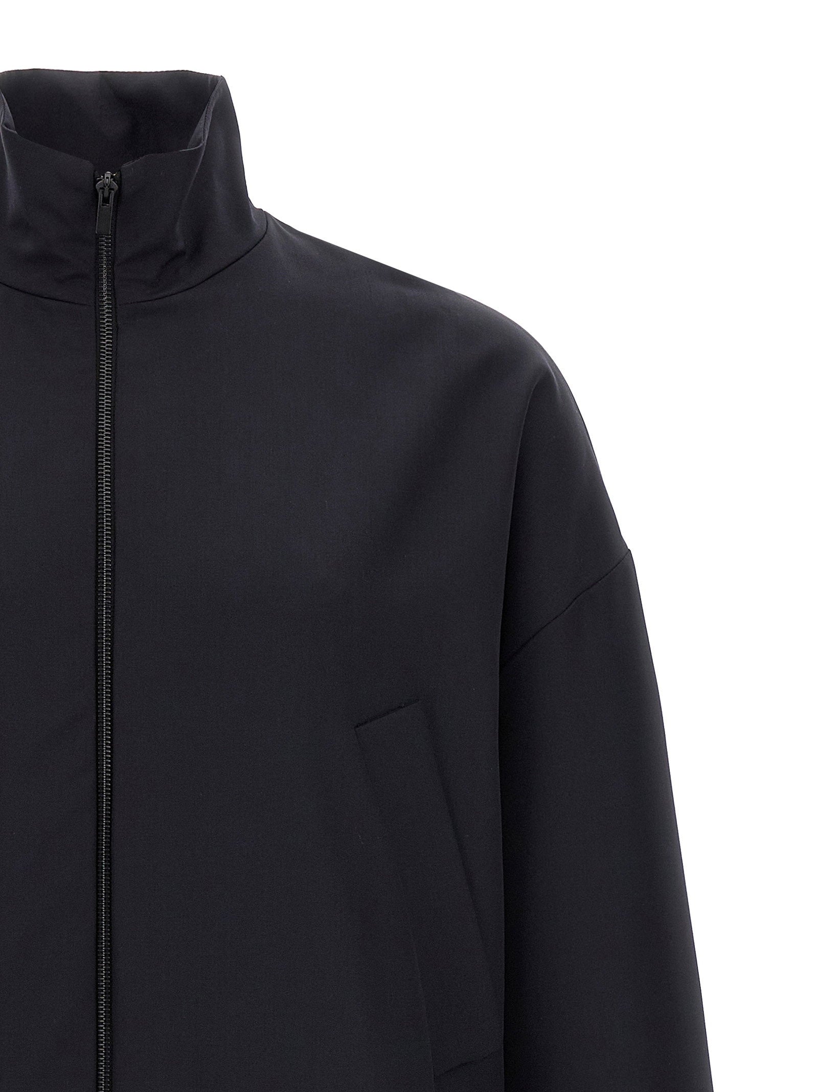 Leren logopatch op de rug van het Fear of God track jacket