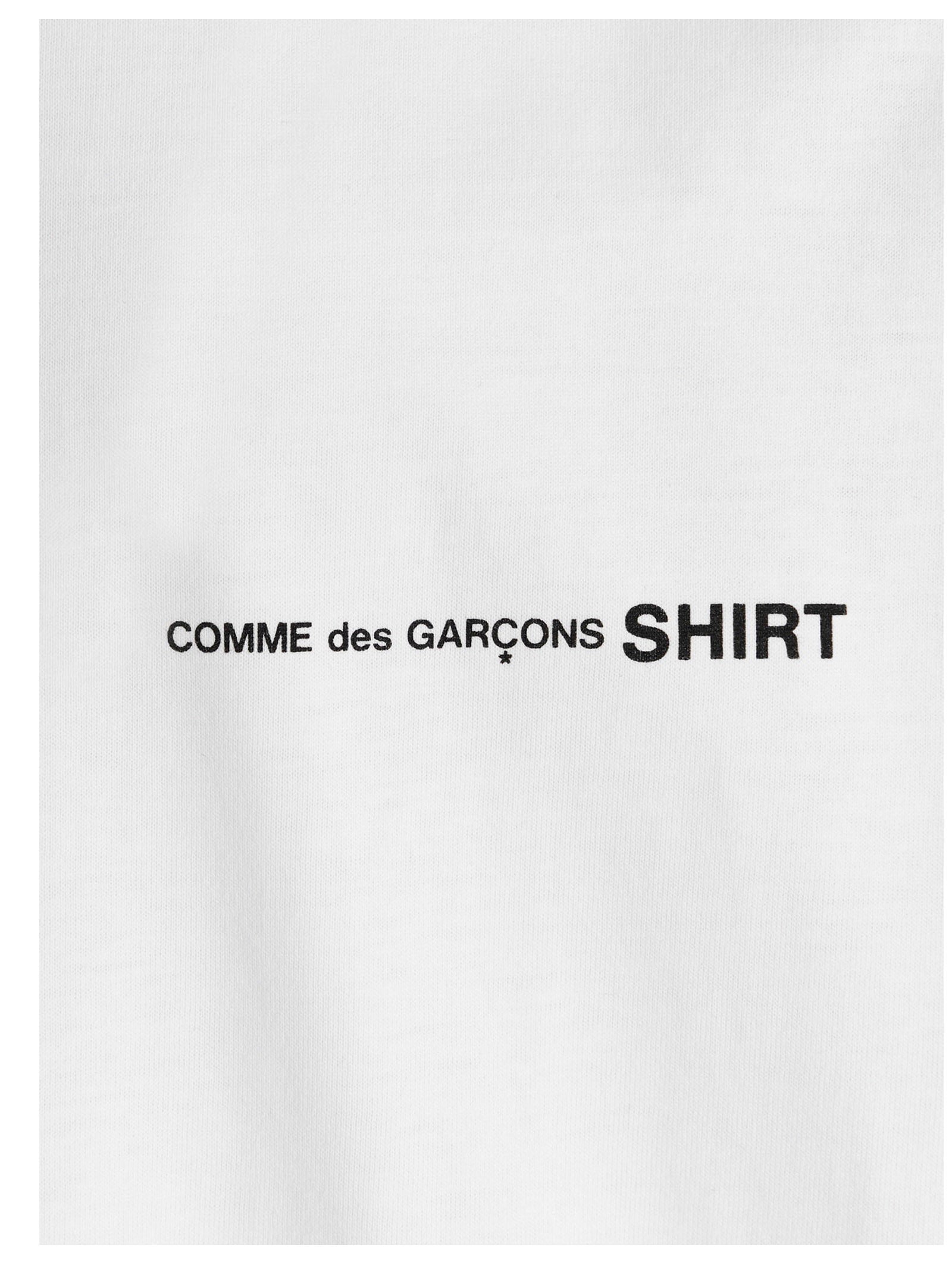 Close-up van het witte katoenen jersey van het T-shirt
