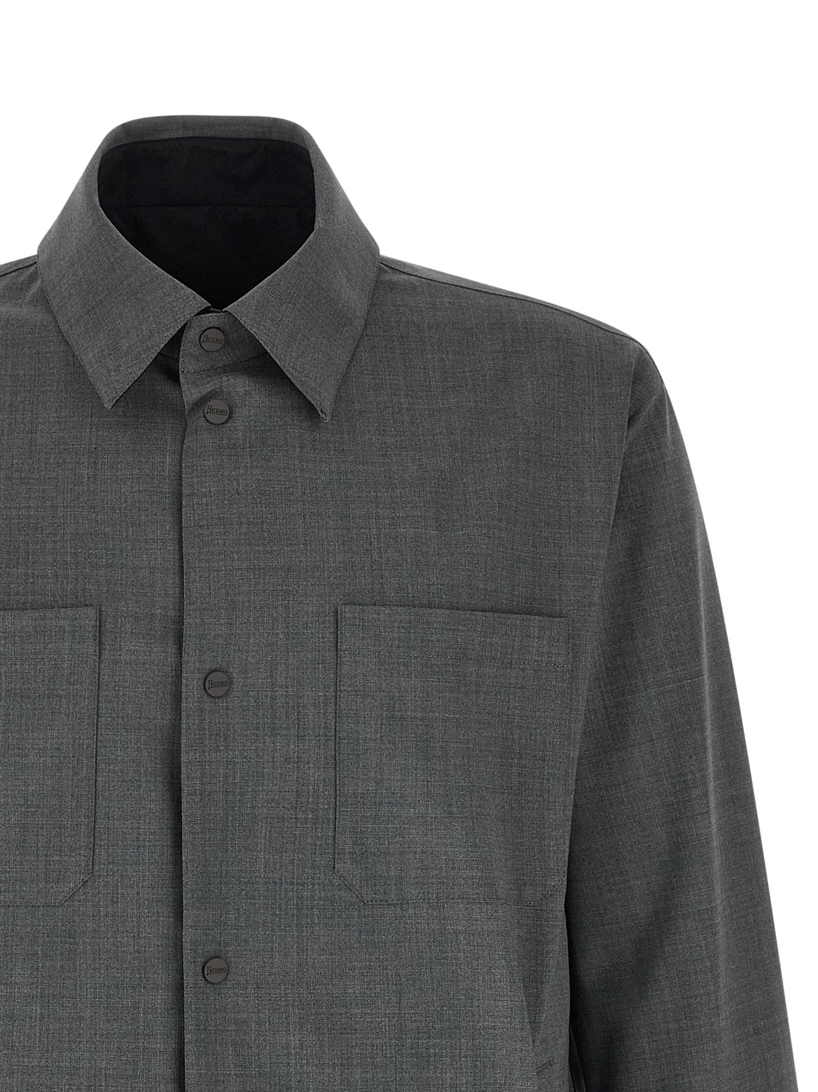 Herno grijs overshirt detail van kraag en borstzakken