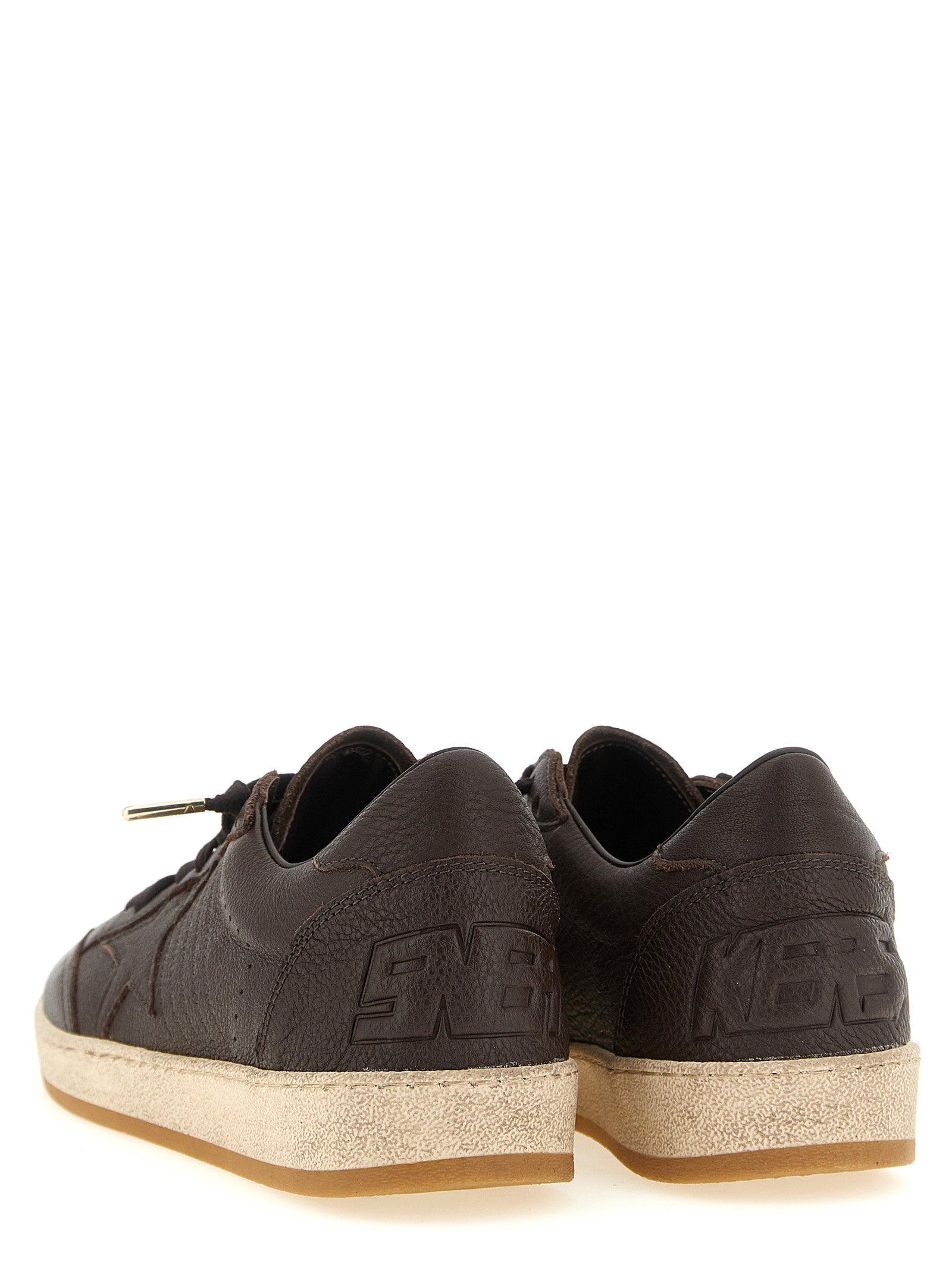 Golden Goose Ball Star sneaker in marineblauw leer, close-up van de veters en tong