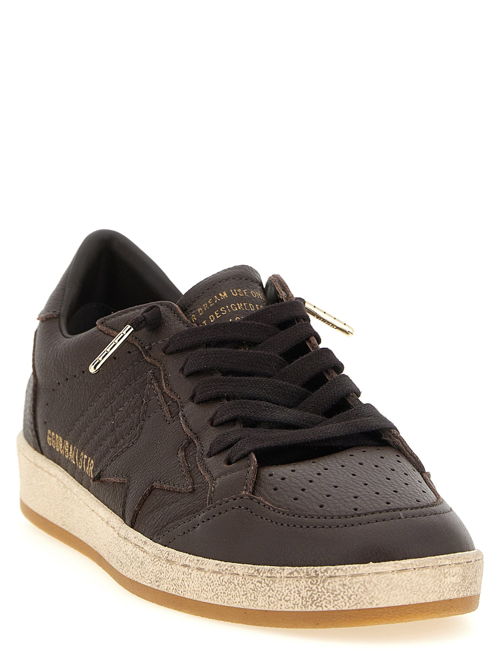 Golden Goose Ball Star sneaker in marineblauw leer, detail van het ingeperste logo