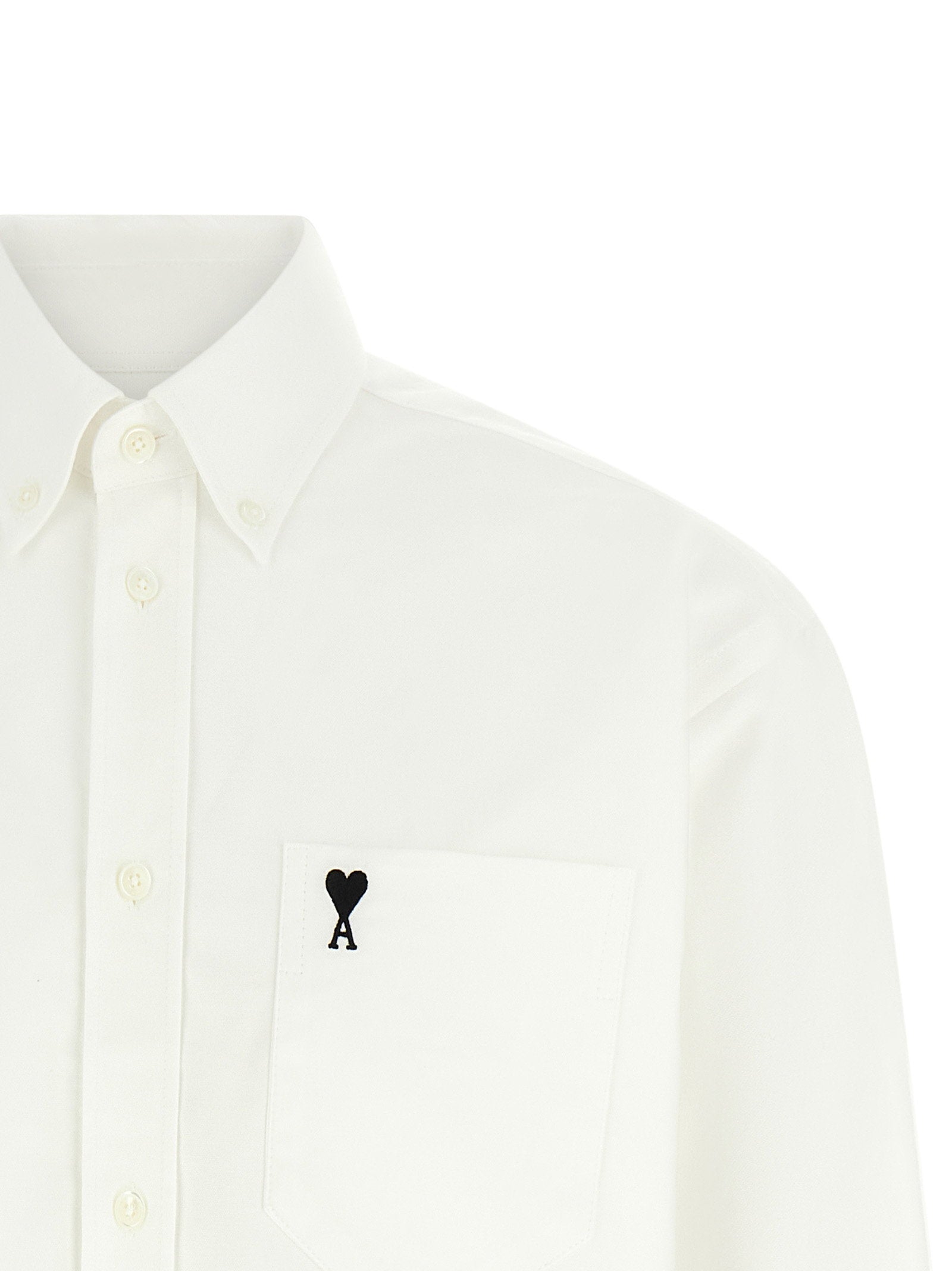 Detail van de button-downkraag en het zwarte Ami de Coeur-logo op het borstzakje
