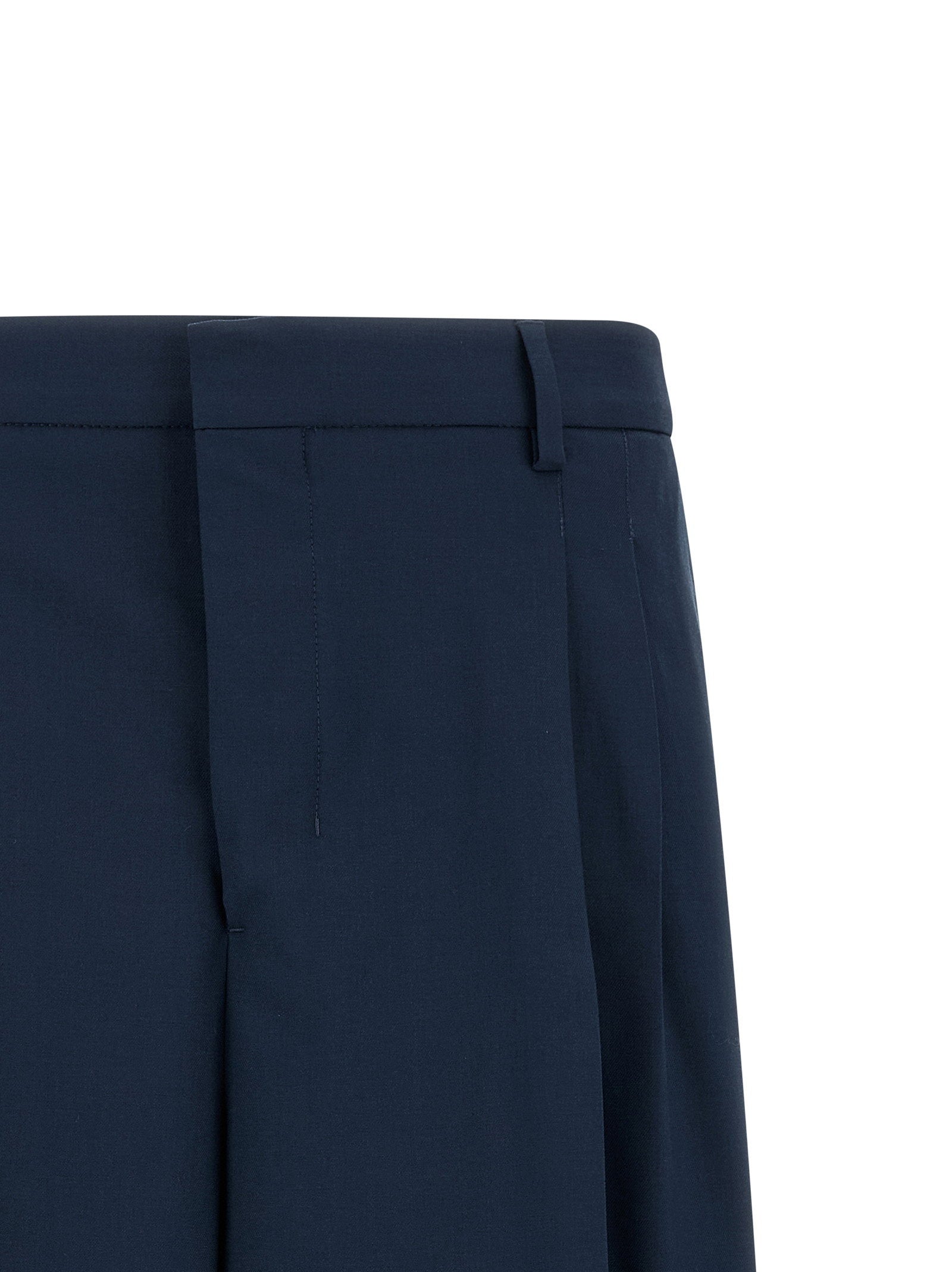Ami Paris Fresh Wool bermuda, close-up van de hoornen knopen