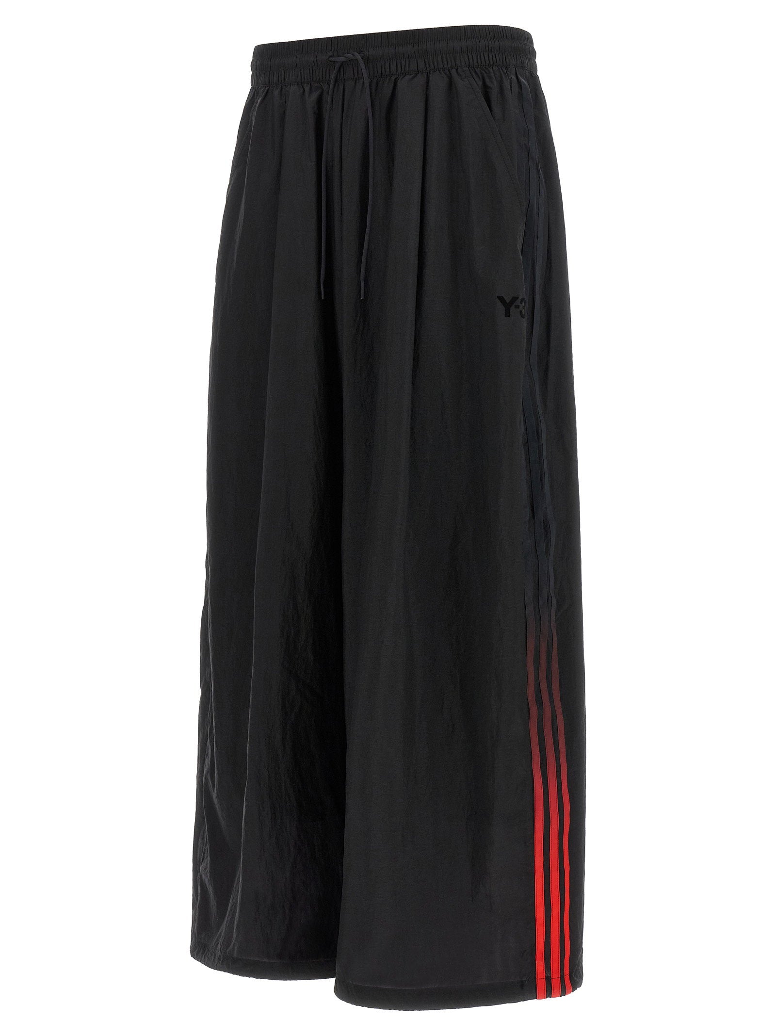 Y-3 Gradient 3-Stripes wijde broek in zwart, detail van het rode gradient-streepmotief