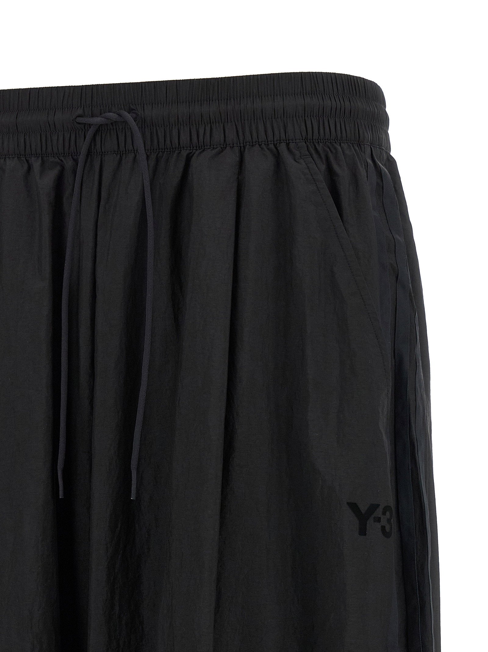 Y-3 Gradient 3-Stripes wijde broek in zwart, close-up van de elastische taille met koord