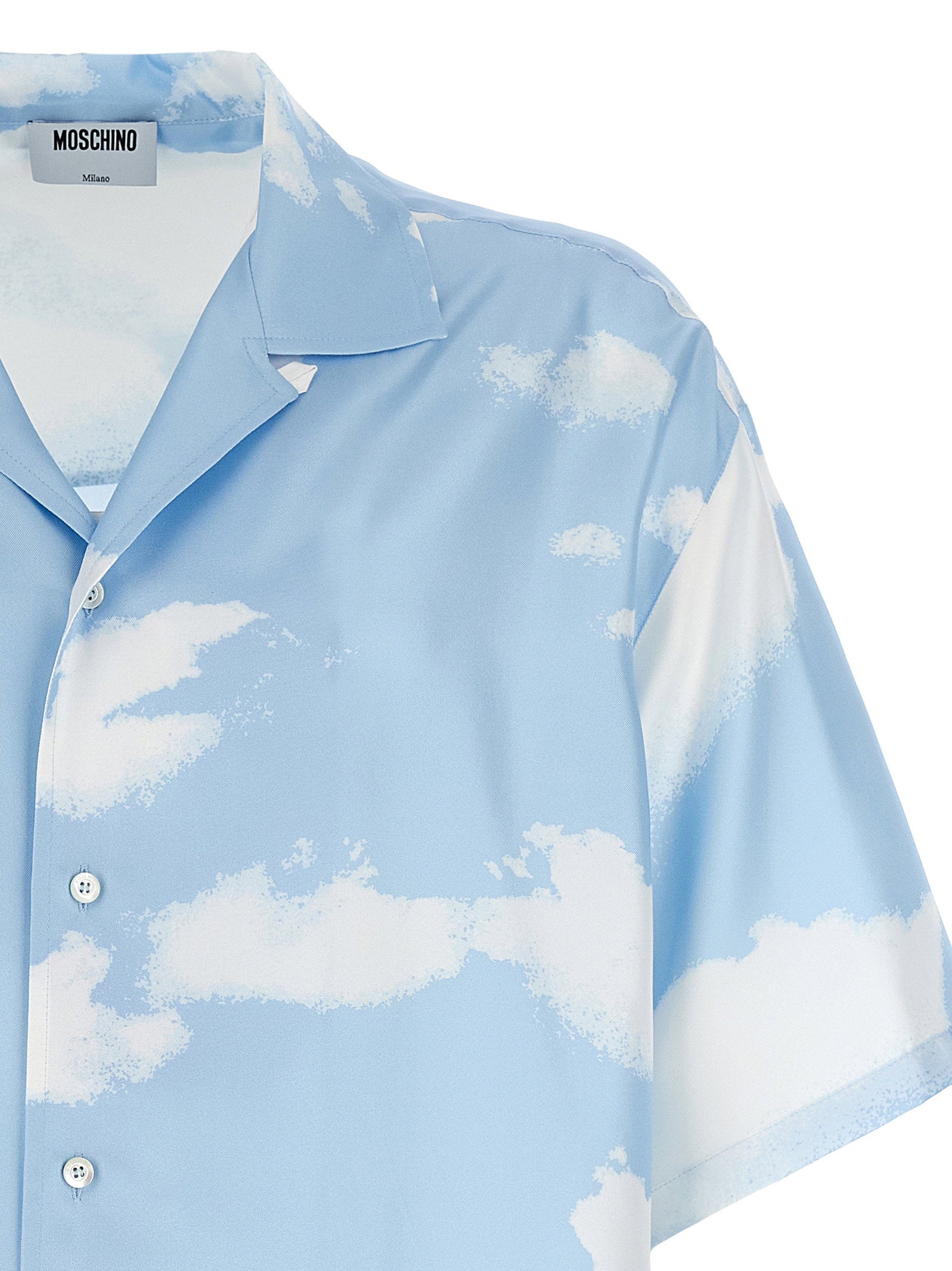 Moschino overhemd, detail van de V-hals met revers