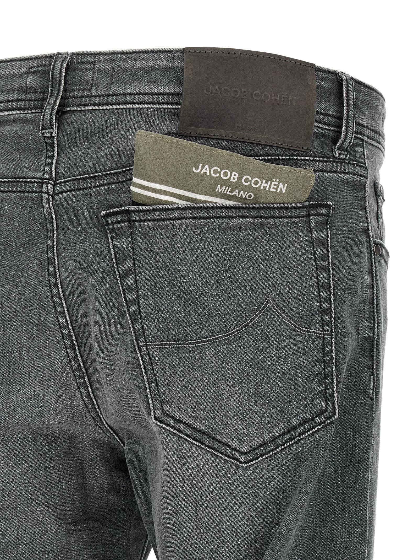 Jacob Cohën Bard Jeans in grijs, detail van het stiksel op de zak