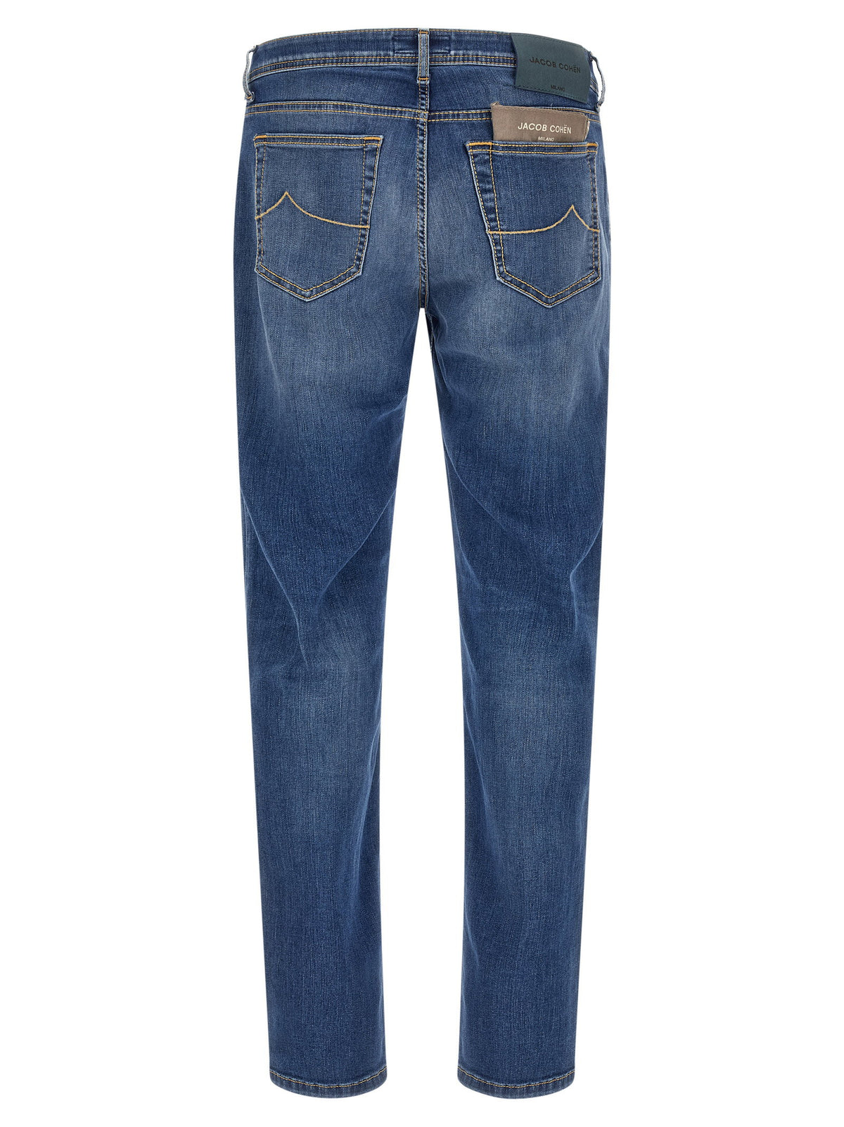 Achterkant van de Jacob Cohën jeans met golfborduursel op de achterzakken