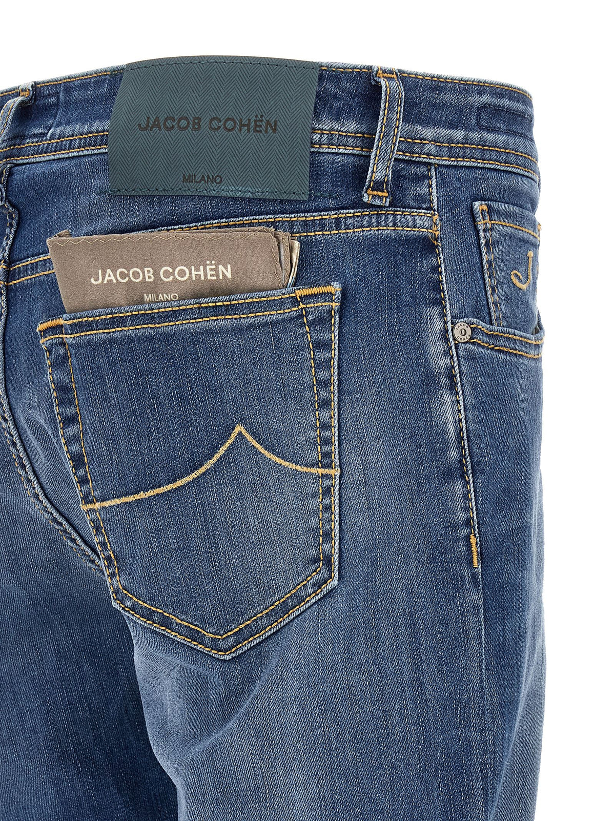 Detail van het leren Jacob Cohën-patch en het label op de tailleband