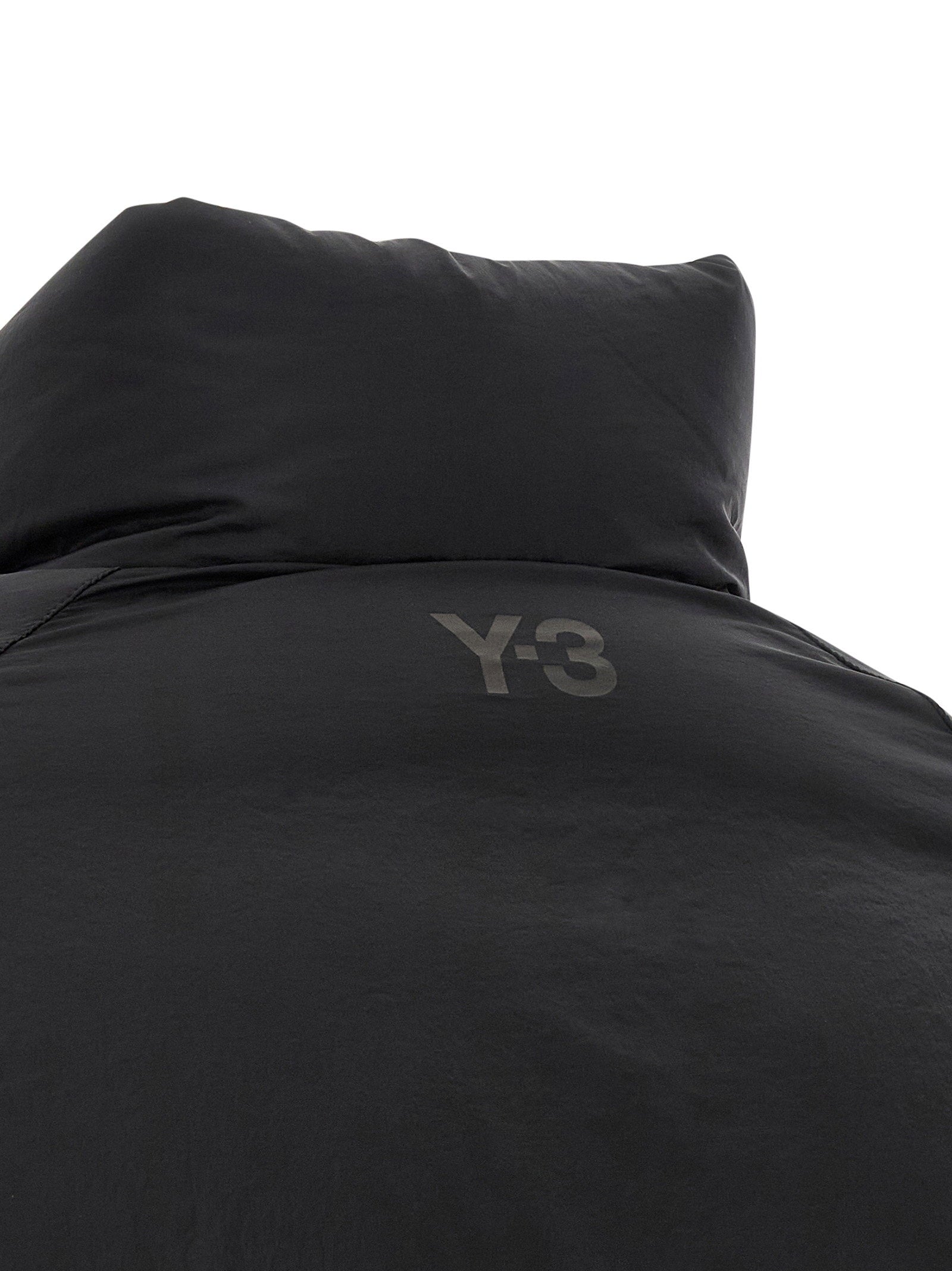 Y-3 Puffer Down Jacket zwart, detail manchet en koord in de zoom
