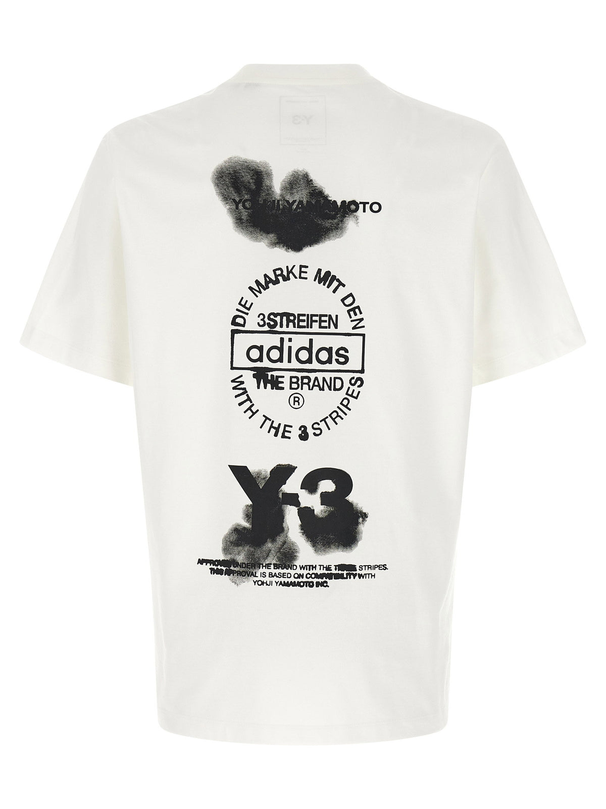 Achterkant met gestapelde print: Yohji Yamamoto, adidas-handelsmerk en Y-3 logo