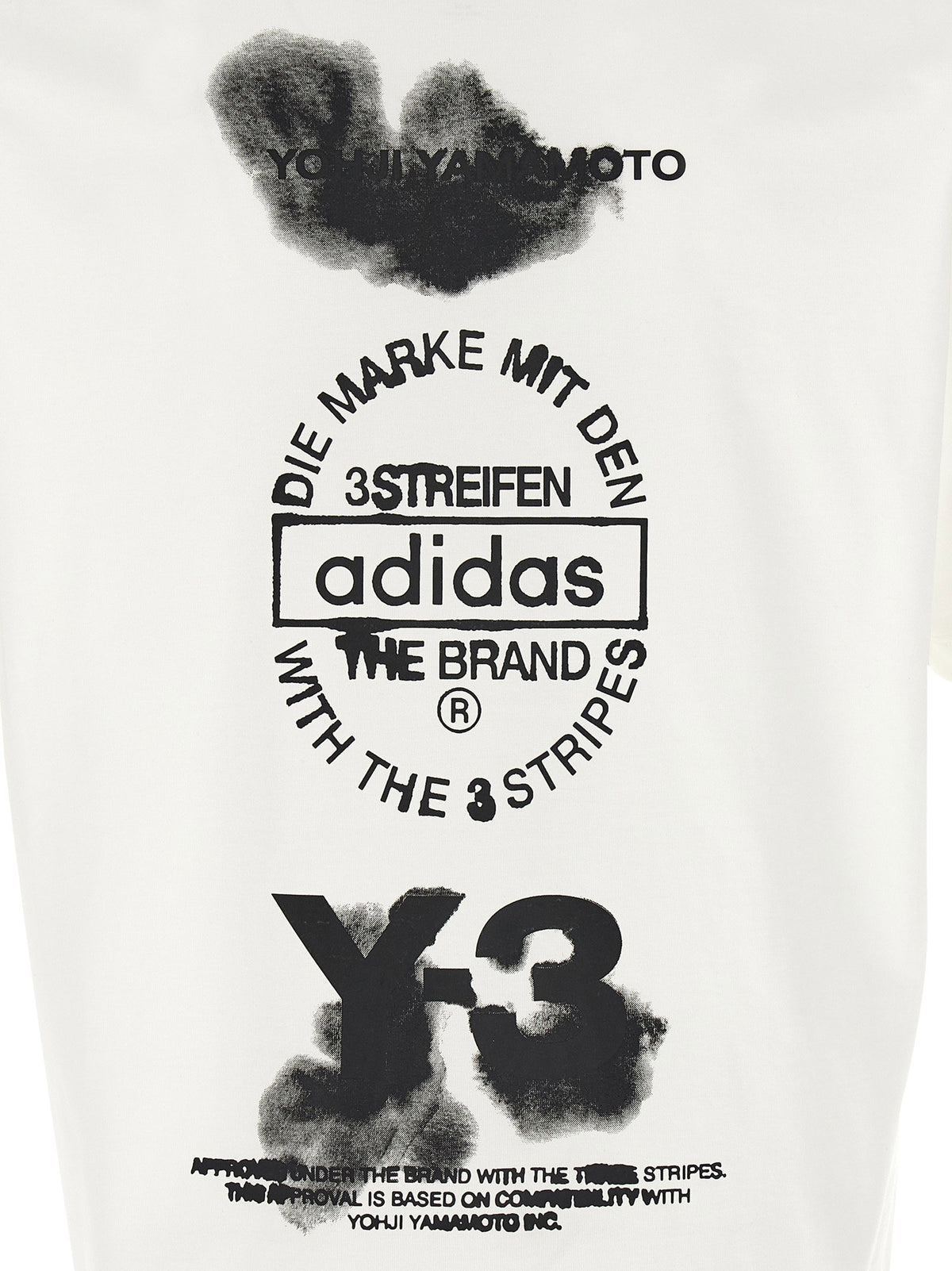 Close-up van de uitgelopen zwarte inkt van de print op het witte jersey