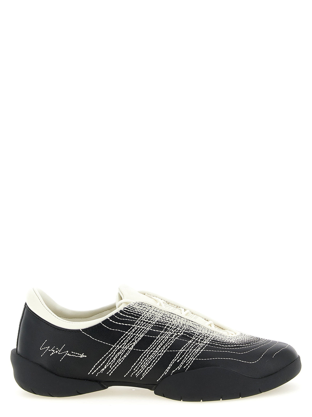 Y-3 Regu sneaker zijaanzicht in zwart leer met gebroken witte stiksels en handtekening