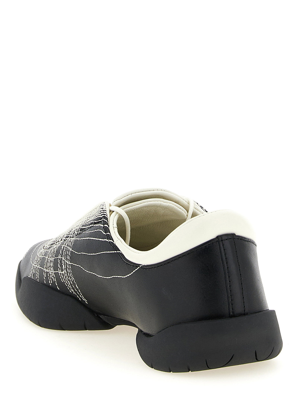 Y-3 Regu sneaker achterzijde met gebroken witte hielpartij en zwarte rubberzool