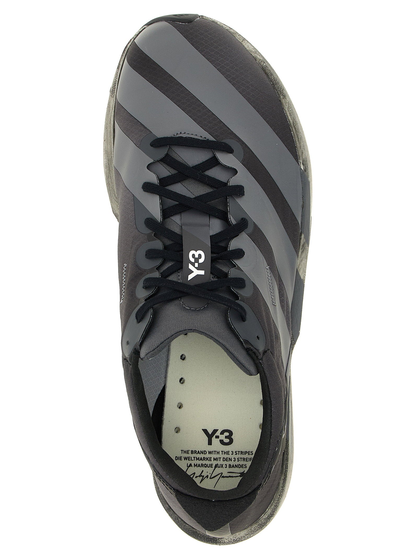 Y-3 Adios 9 sneakers in zwart, detail van de drie strepen en het hielprofiel