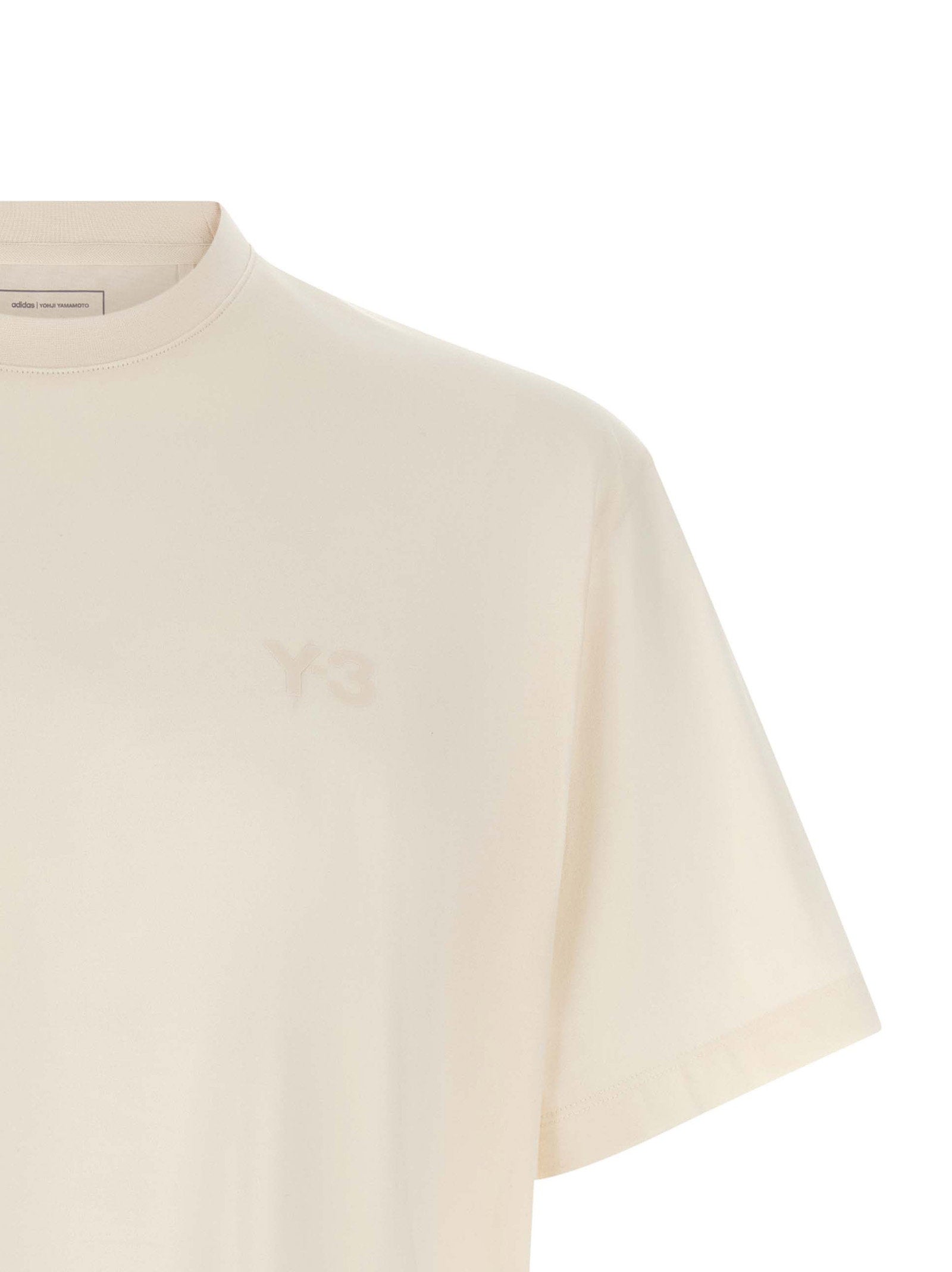Detailfoto van het tone-on-tone Y-3-logo op de Regular T-shirt in wit