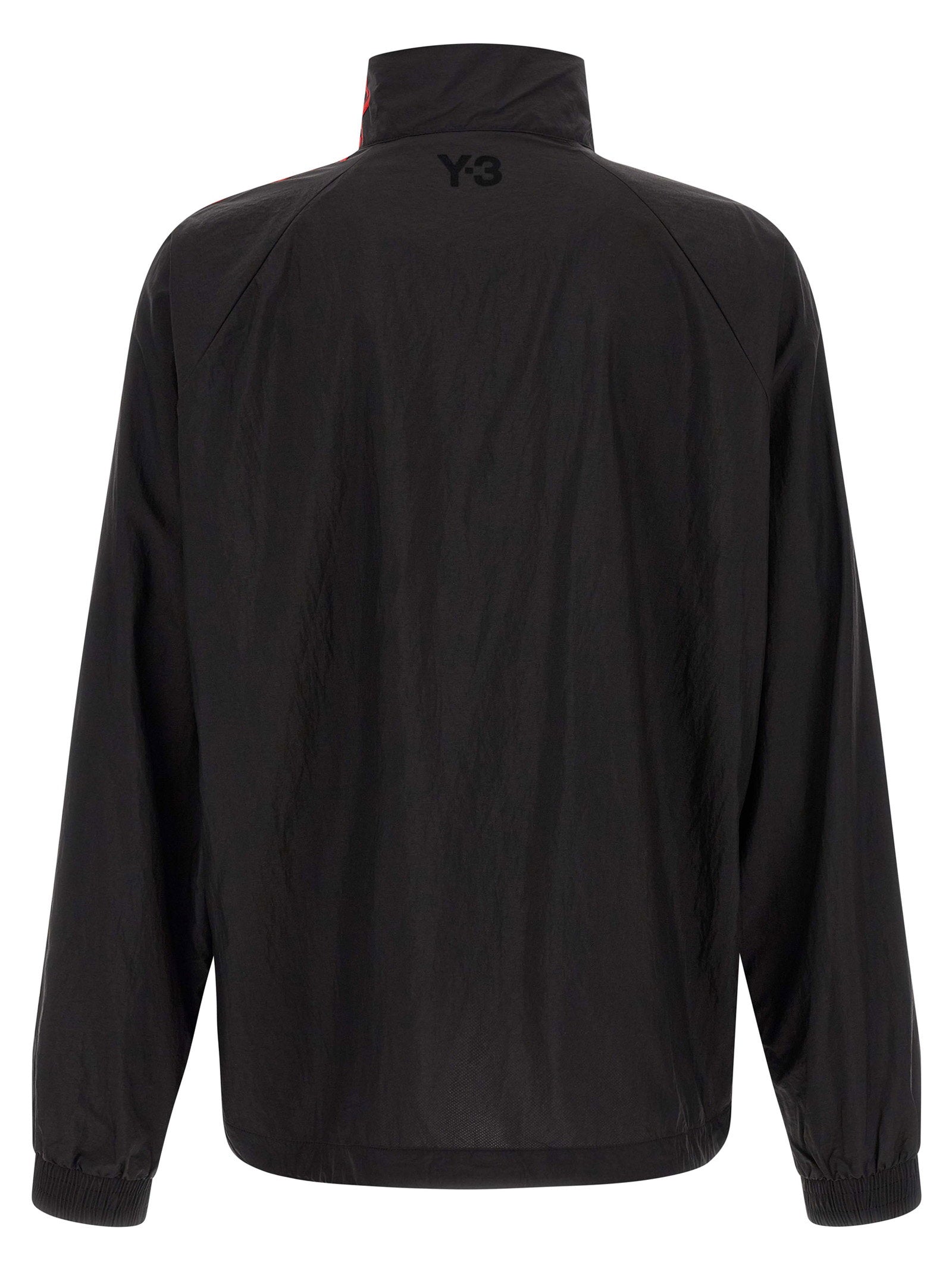 Y-3 Gradient 3 Stripes trainingsjack in zwart, close-up van de rode gradient-strepen op de schouder