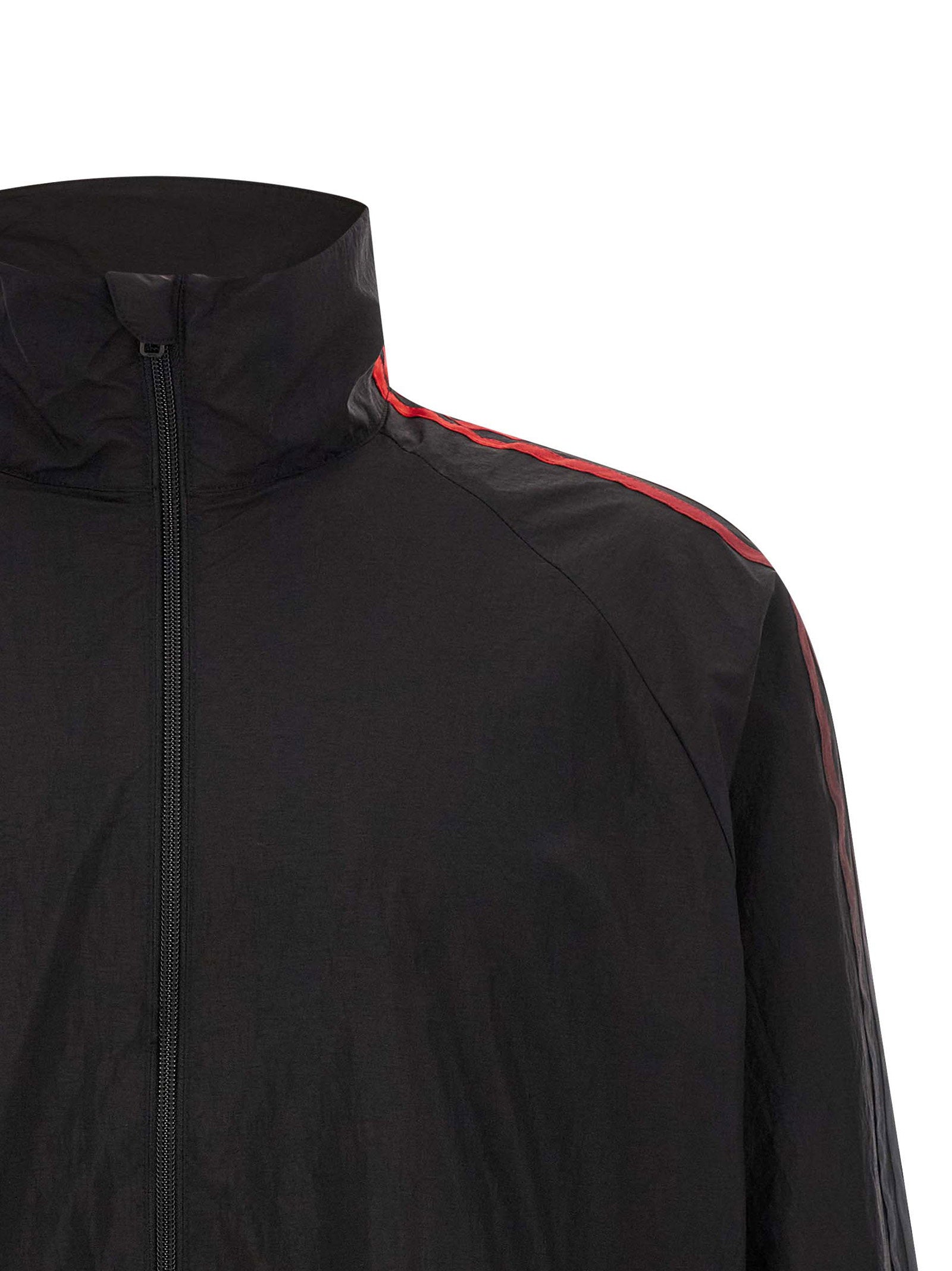 Y-3 Gradient 3 Stripes trainingsjack in zwart, detail van de elastische zoom en manchetten