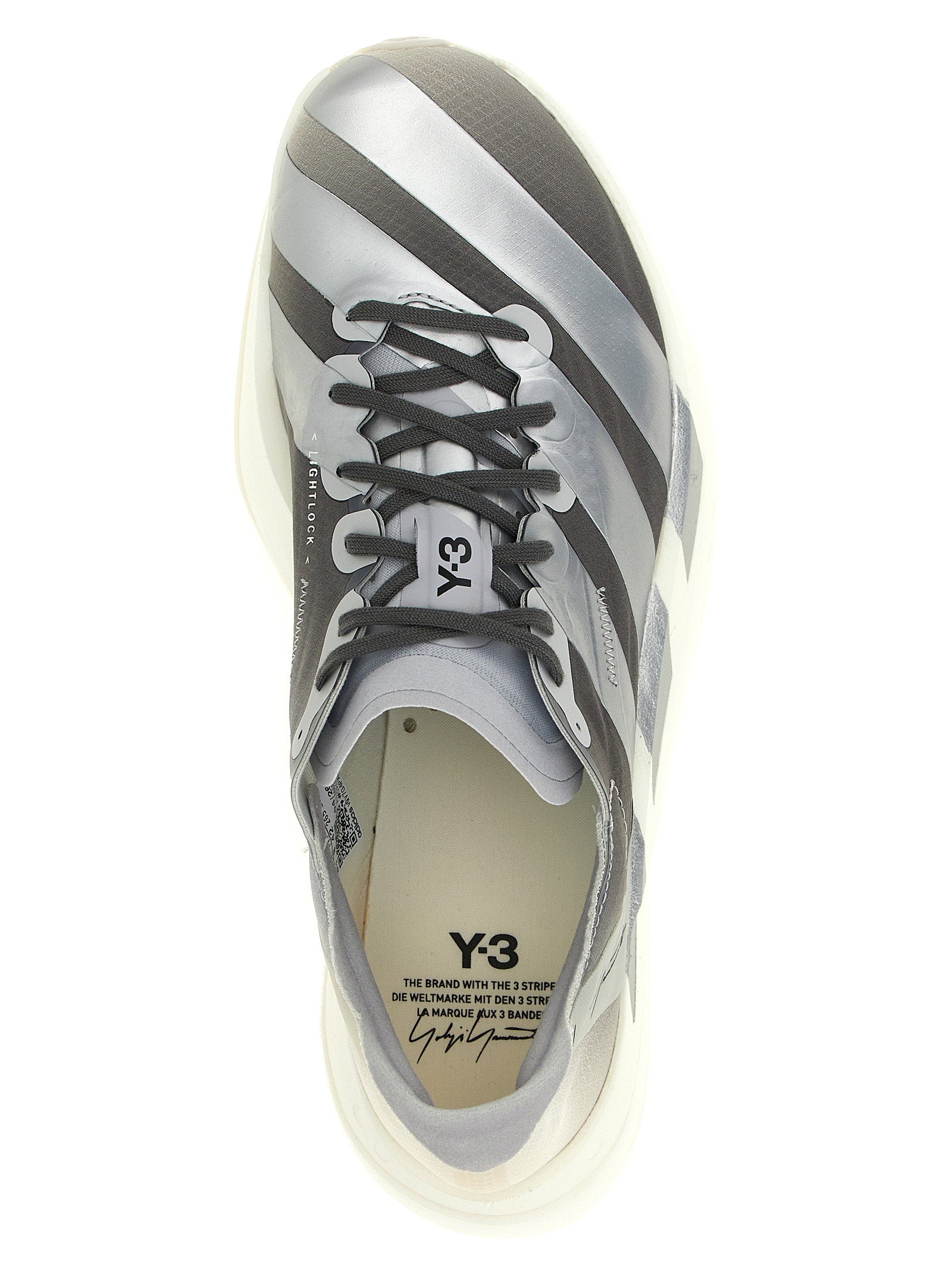Y-3 Adios Pro 4 sneakers in wit, detail van het Y-3-logo op de tong