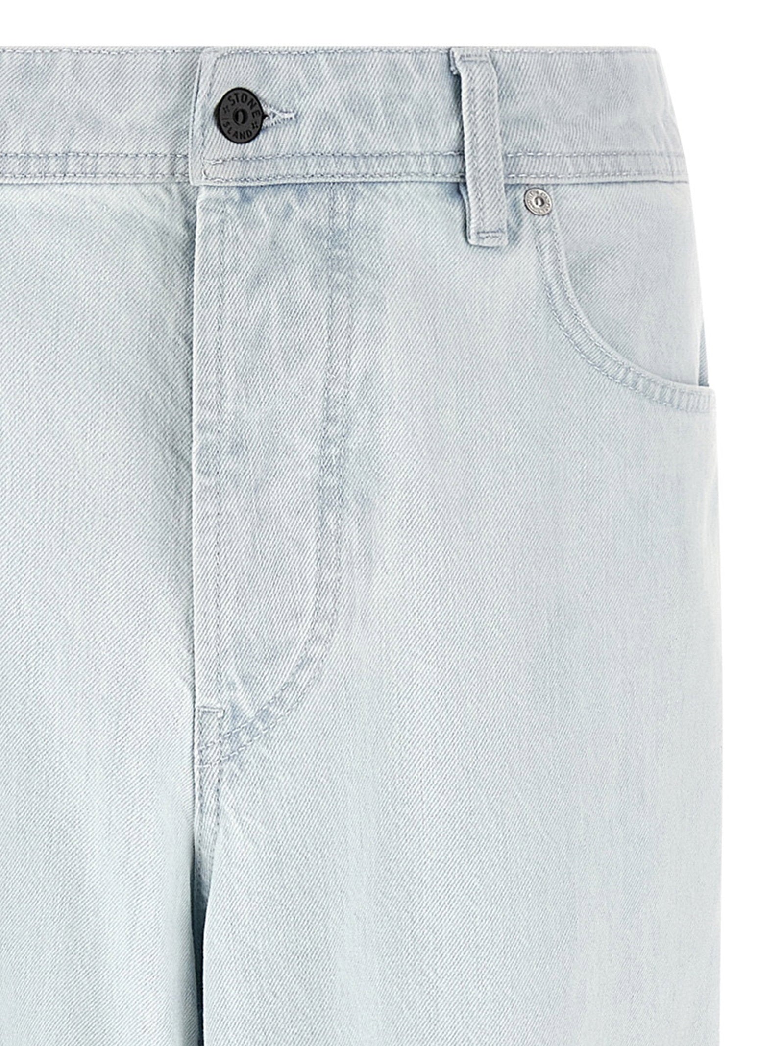 Logobadge op de achterkant van de Stone Island jeans
