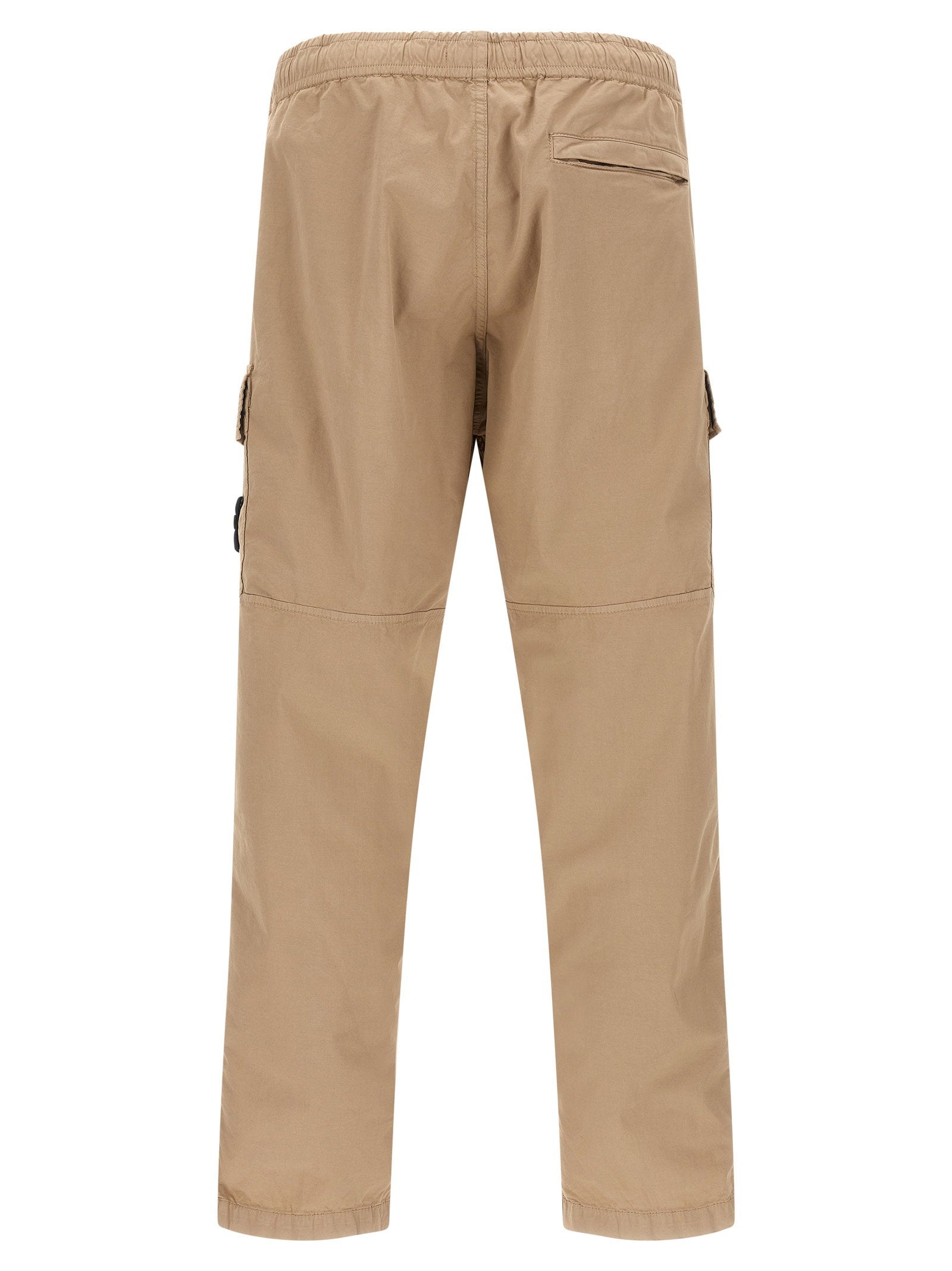 Achterzijde van de beige cargobroek met achterzak met klep