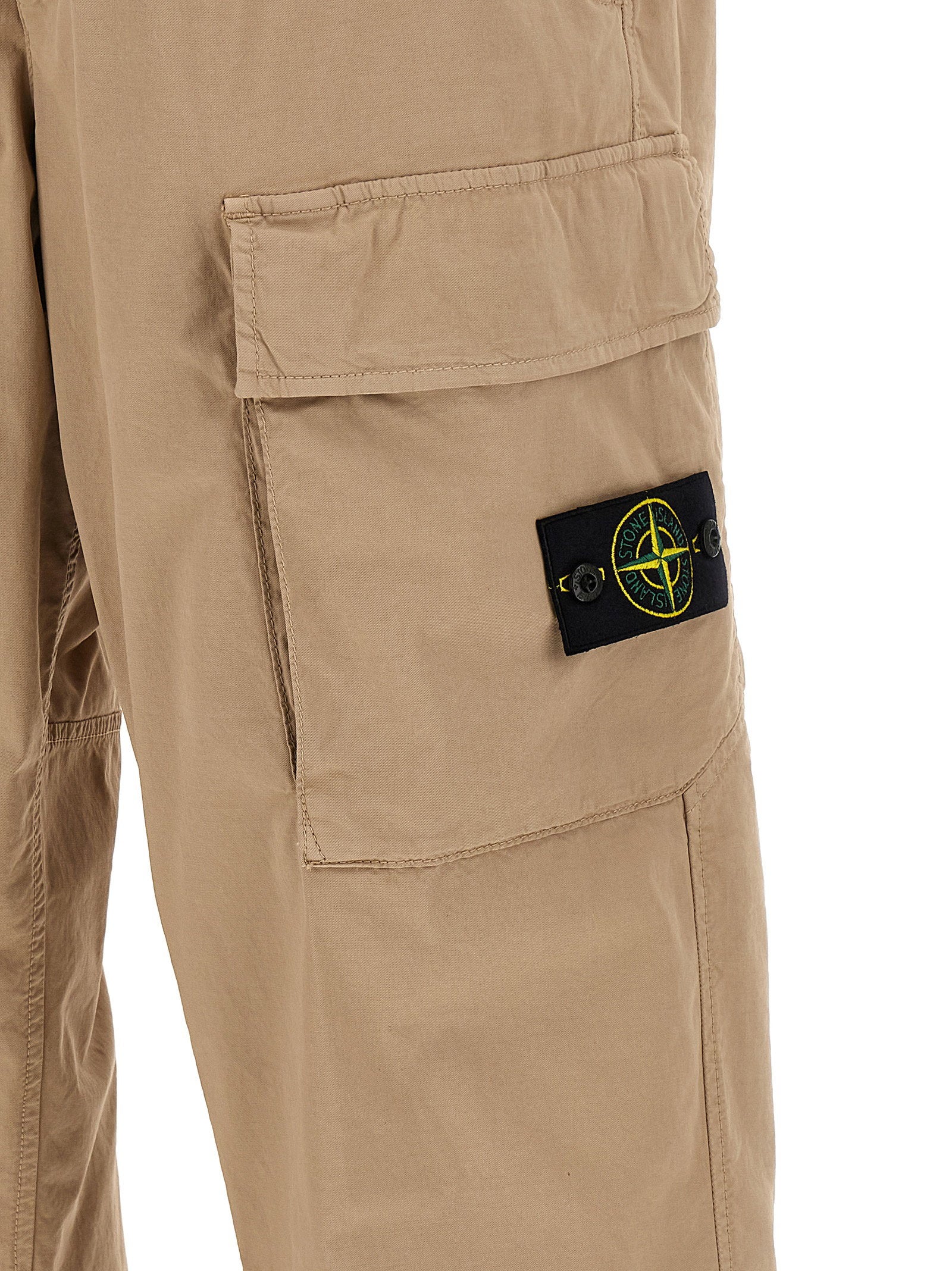 Zwart kompaslabel van Stone Island op de linkercargozak