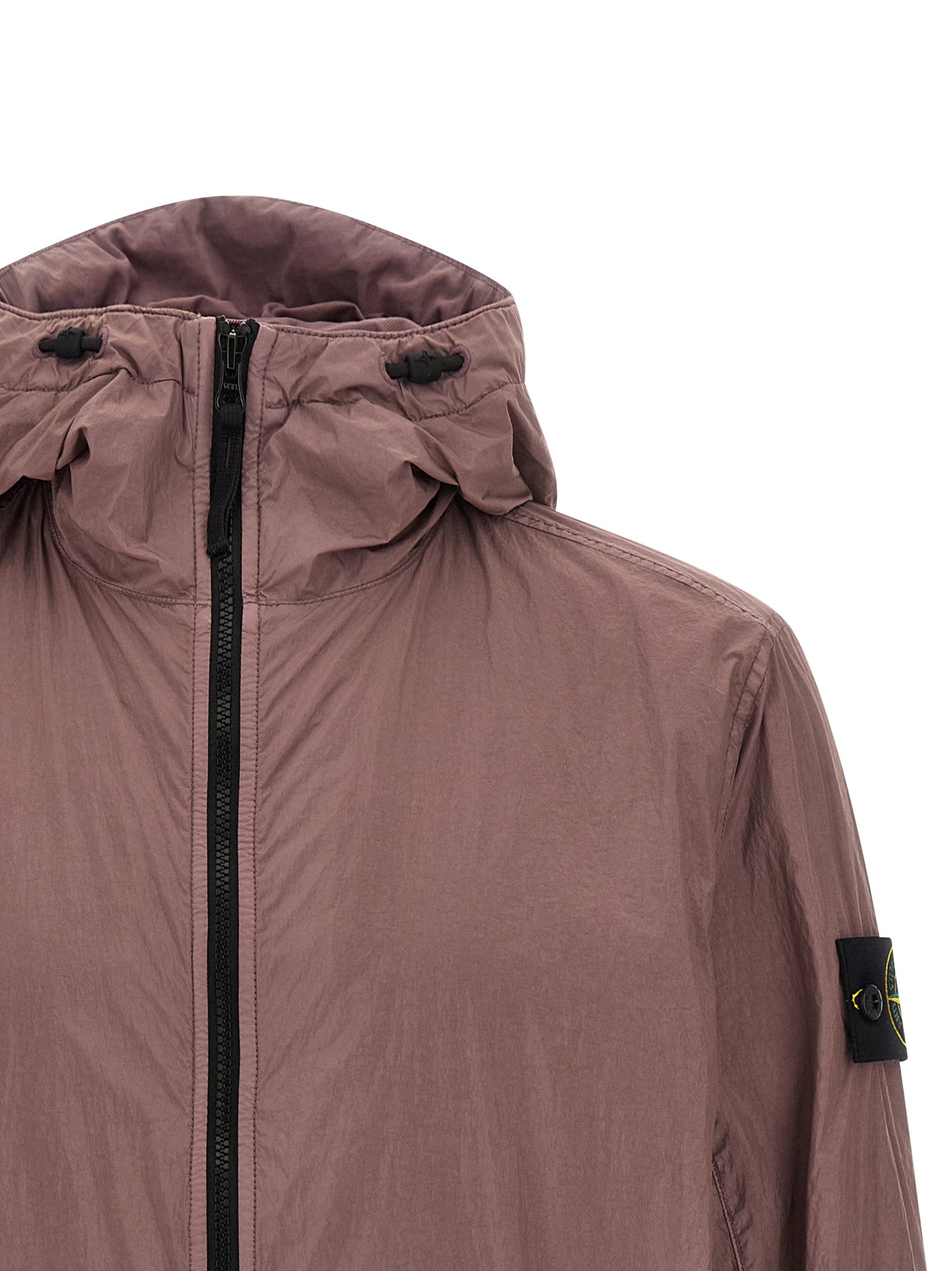 Detail van de capuchon met klep en de tweewegrits van het Stone Island jack