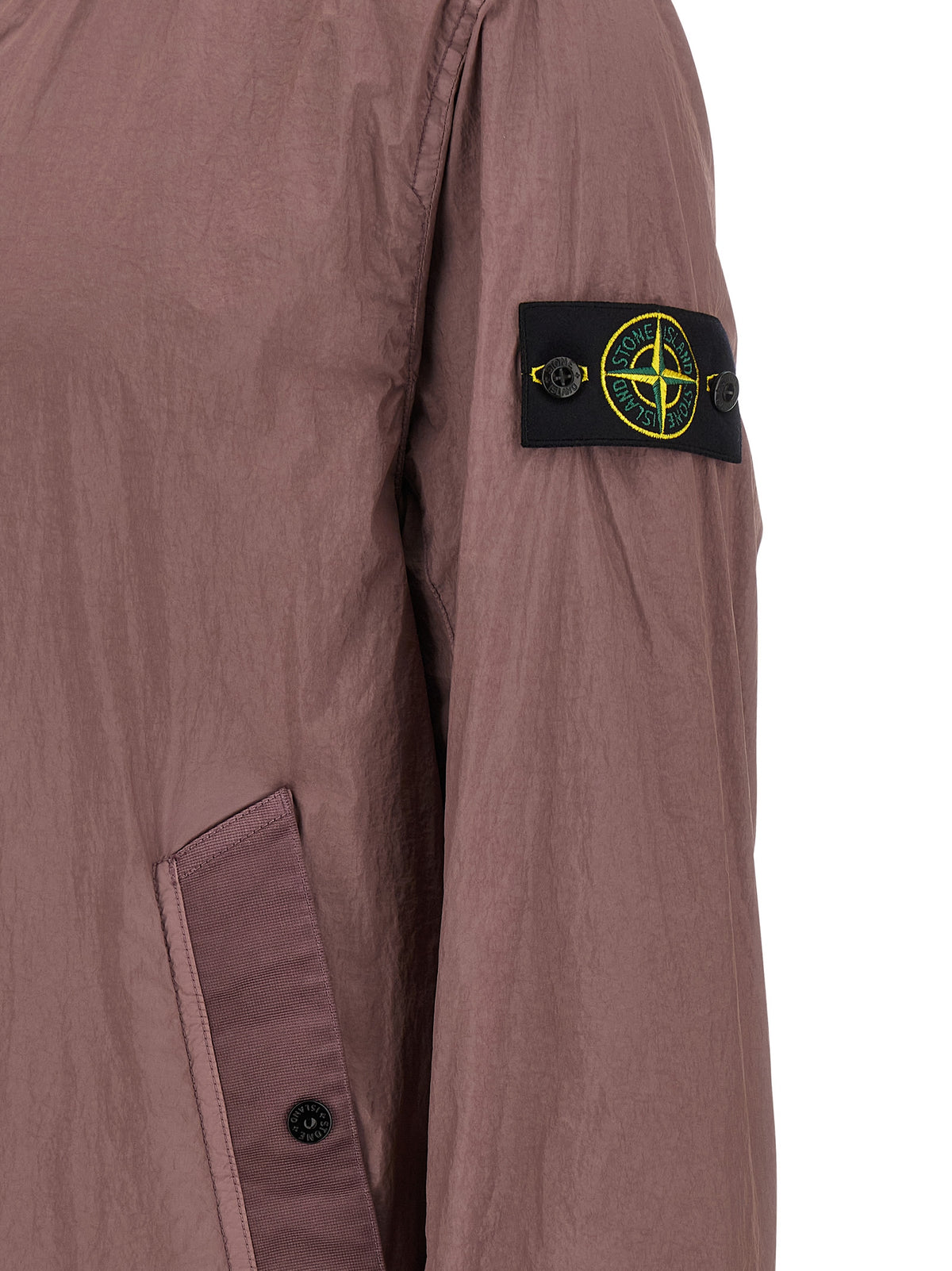 Kompasbadge van Stone Island op de mouw naast de ingezette zak met knoop