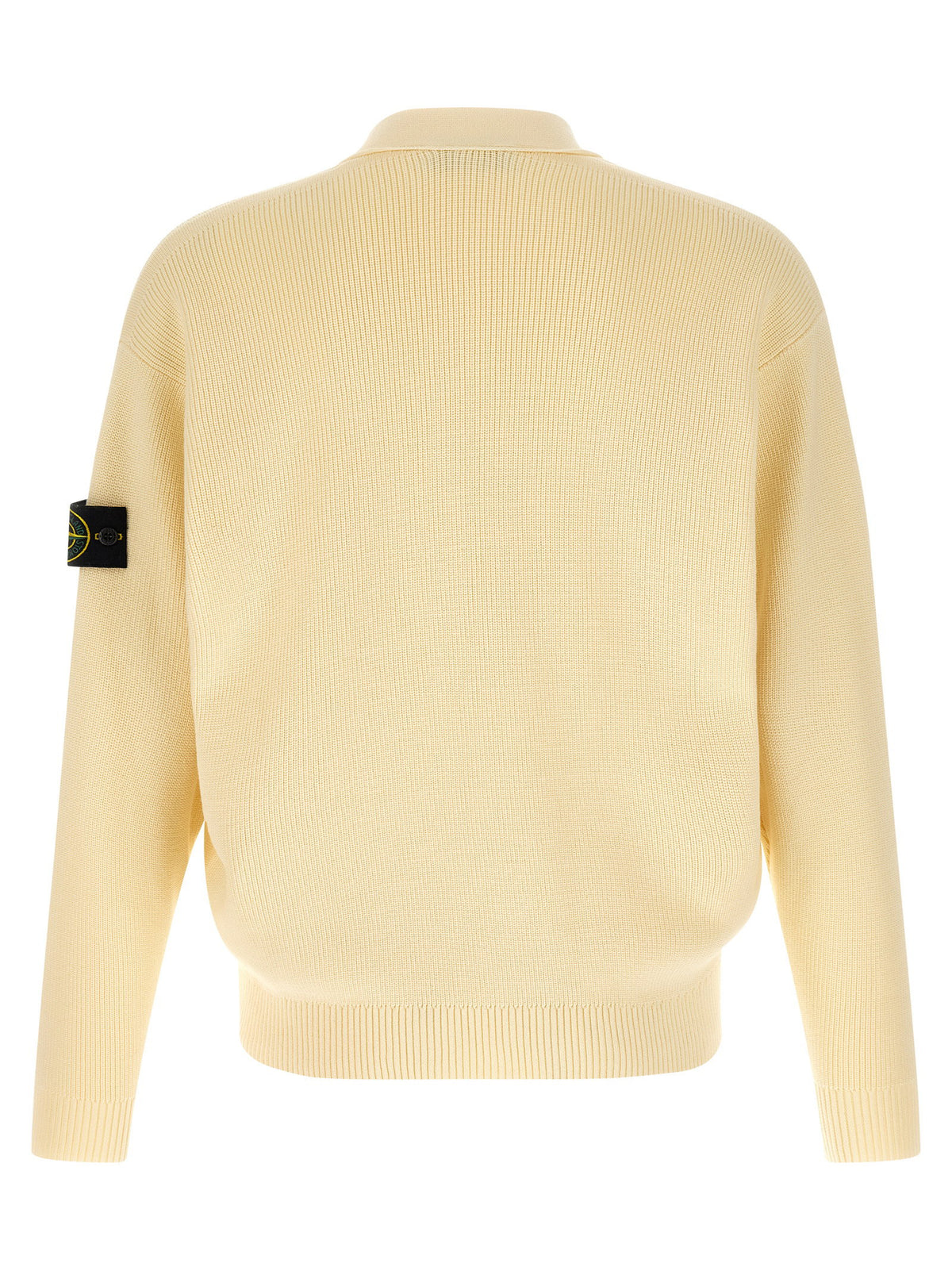 Achterkant van het ivoorkleurige Stone Island vest met kompasembleem op de linkermouw