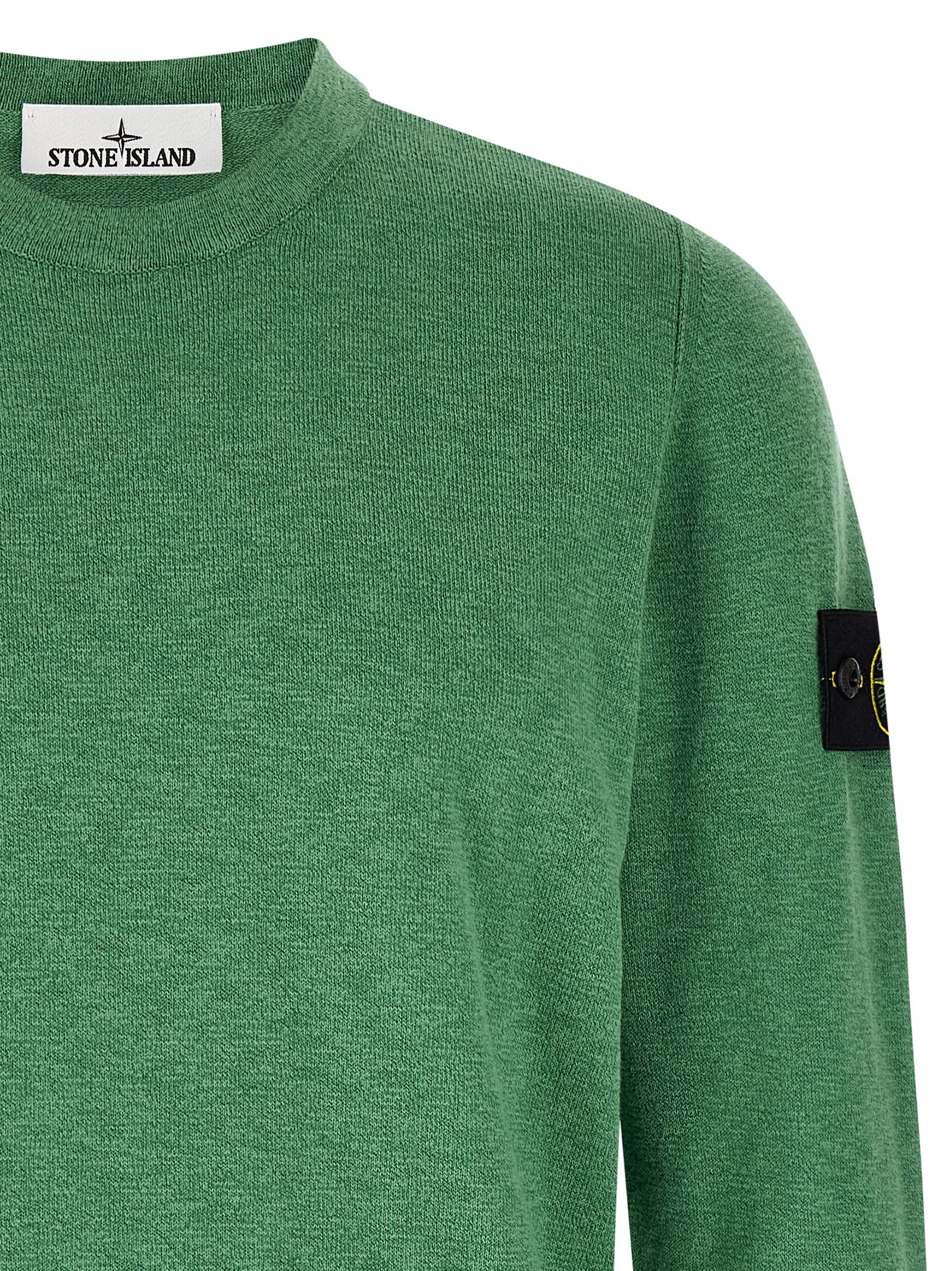 Stone Island 5100052 trui, detail van het logobadge op de mouw
