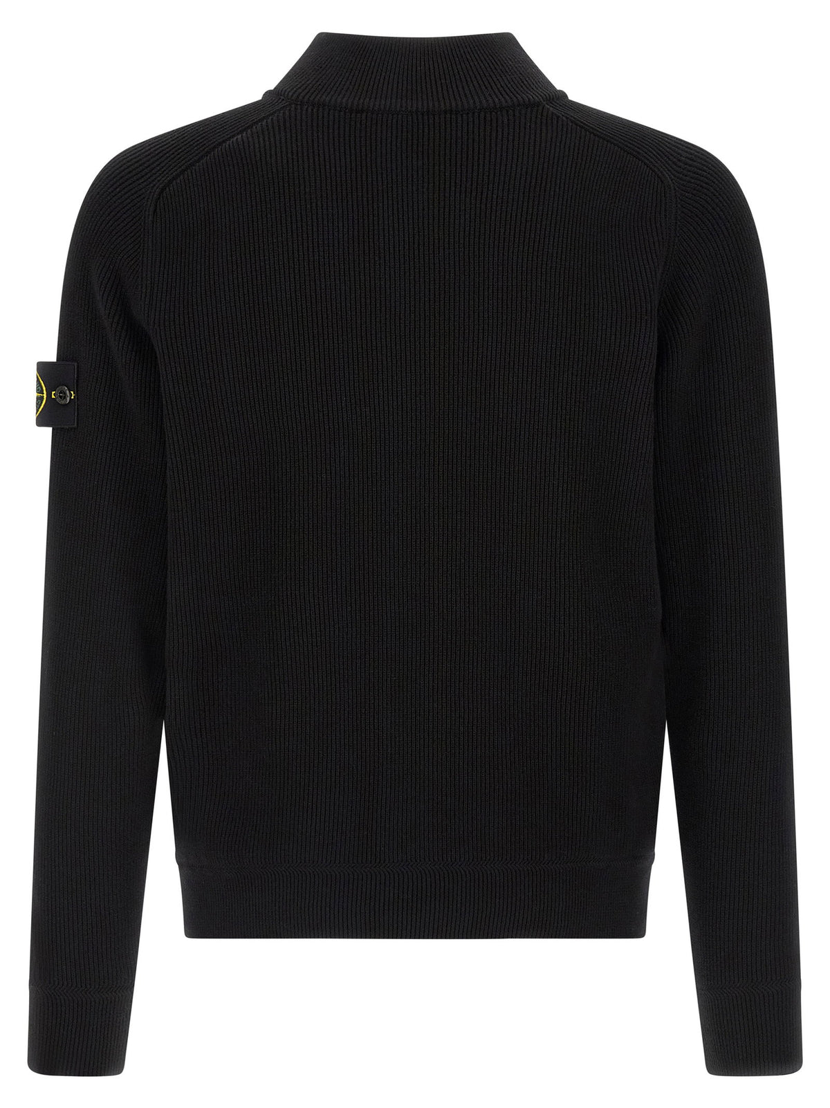 Achterzijde van de zwarte Stone Island trui met doorlopende rib en raglanmouwen