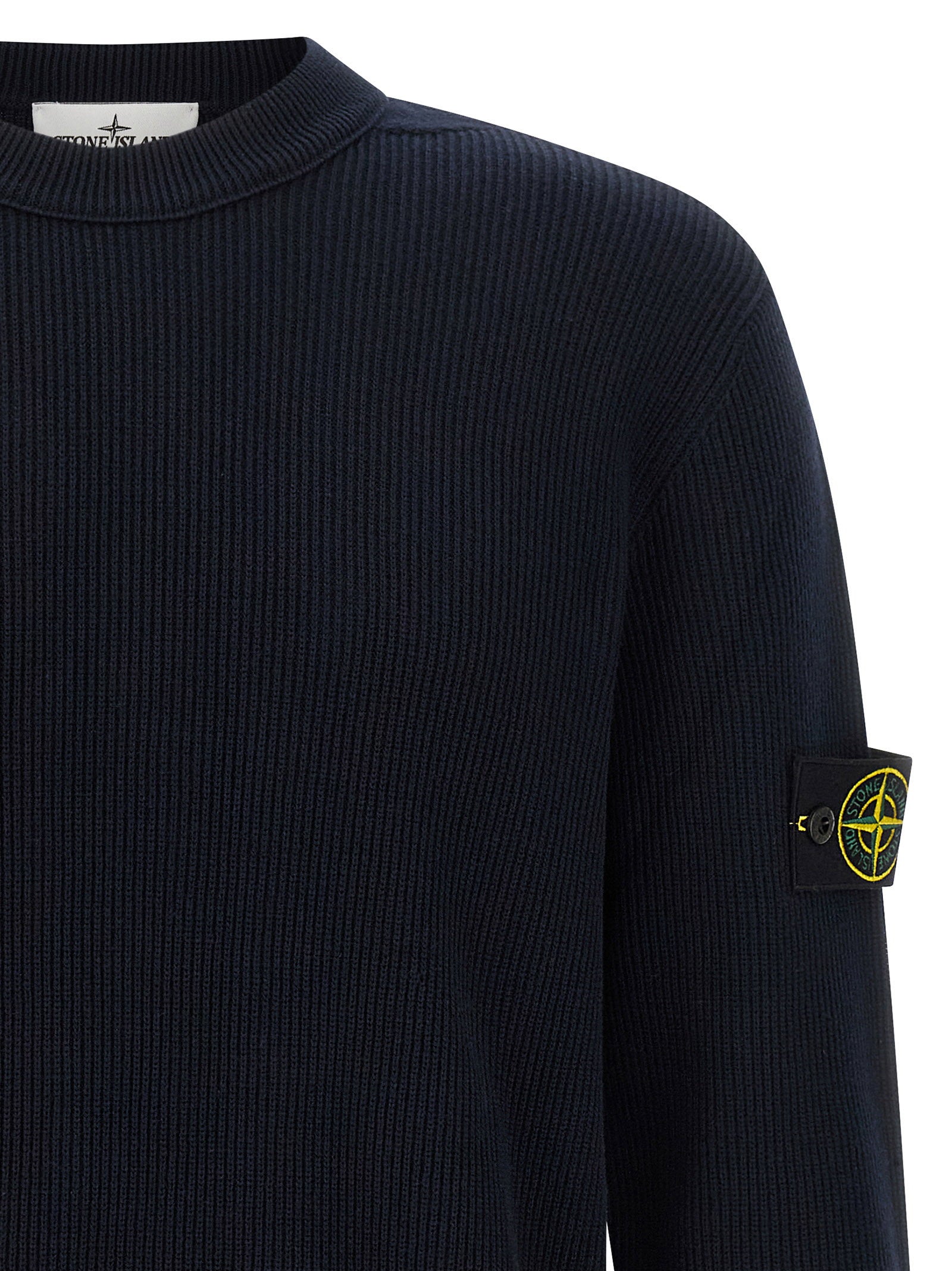Detail van de fijnere rib bij manchet van de Stone Island sweater in marineblauw