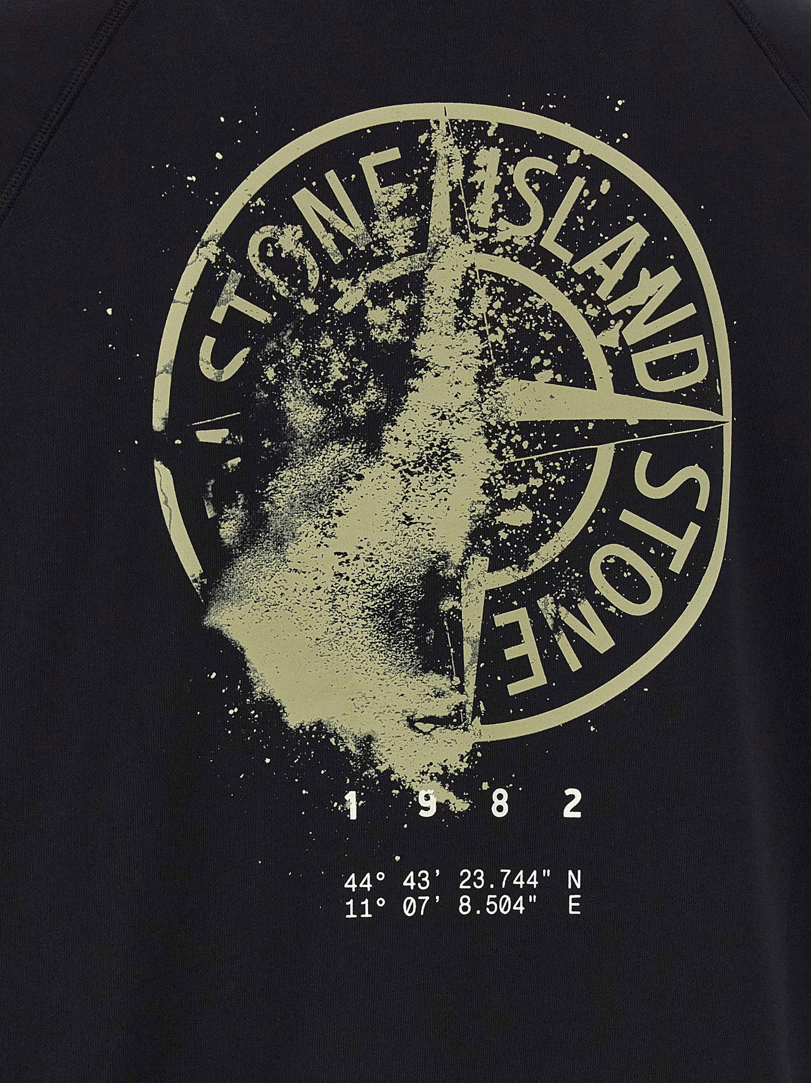 Stone Island sweatshirt met compass print, close-up van de compass graphic