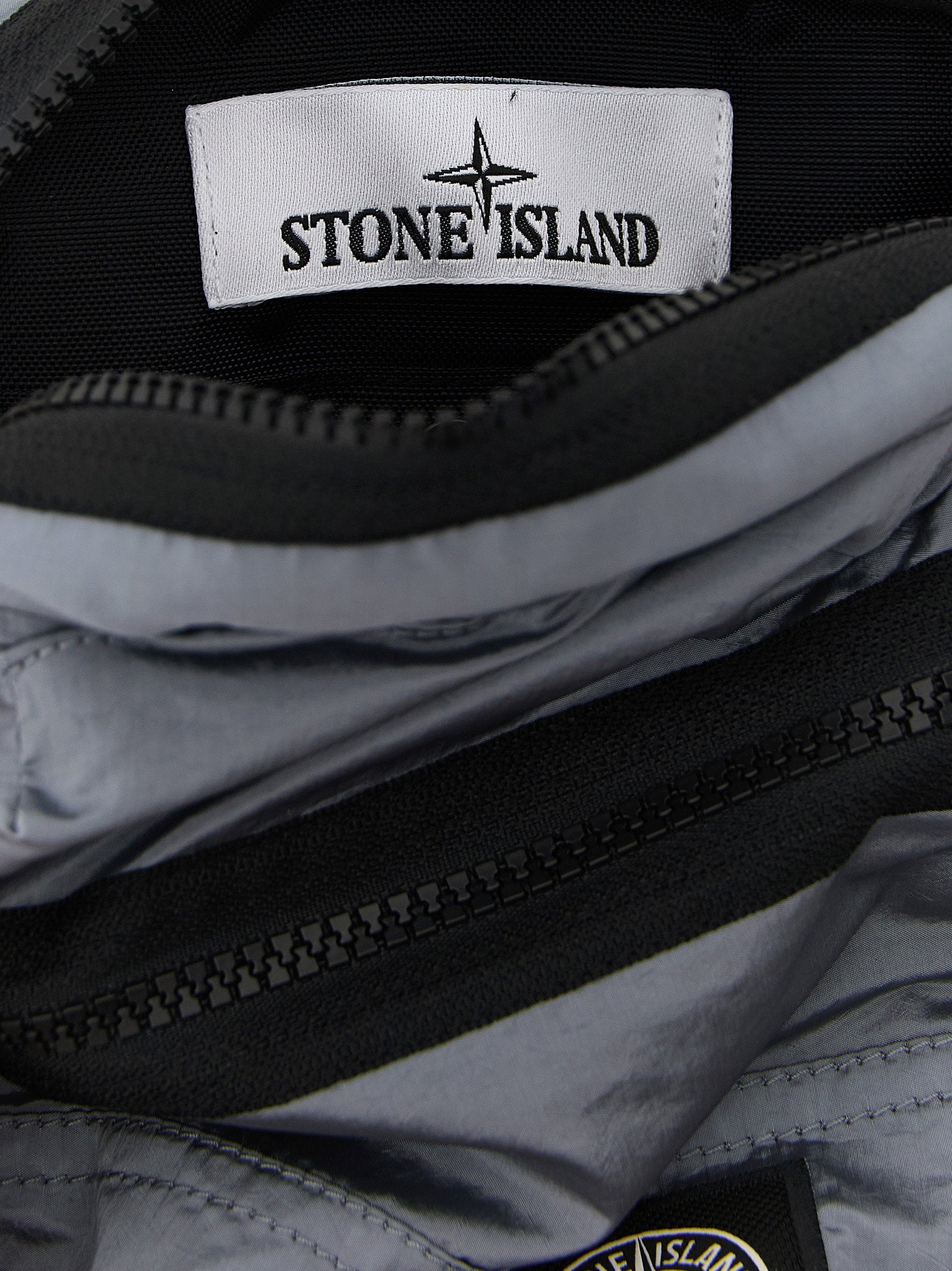 Binnenkant van de tas met Stone Island label en ripstop voering