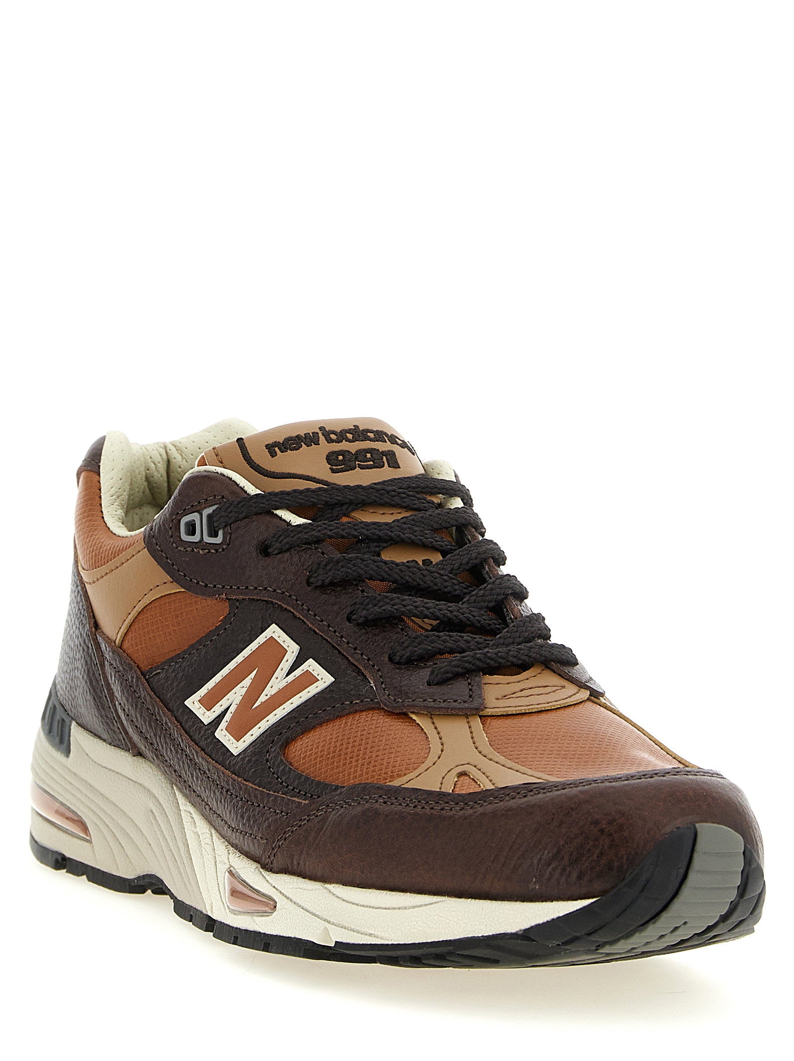New Balance 991v1 Chocolate Plum schuin van voren met leren panelen