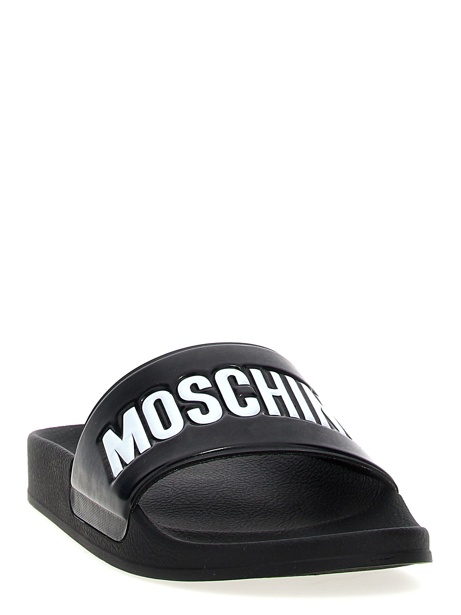 Moschino Logo pool slides zwart wit schuin vooraanzicht