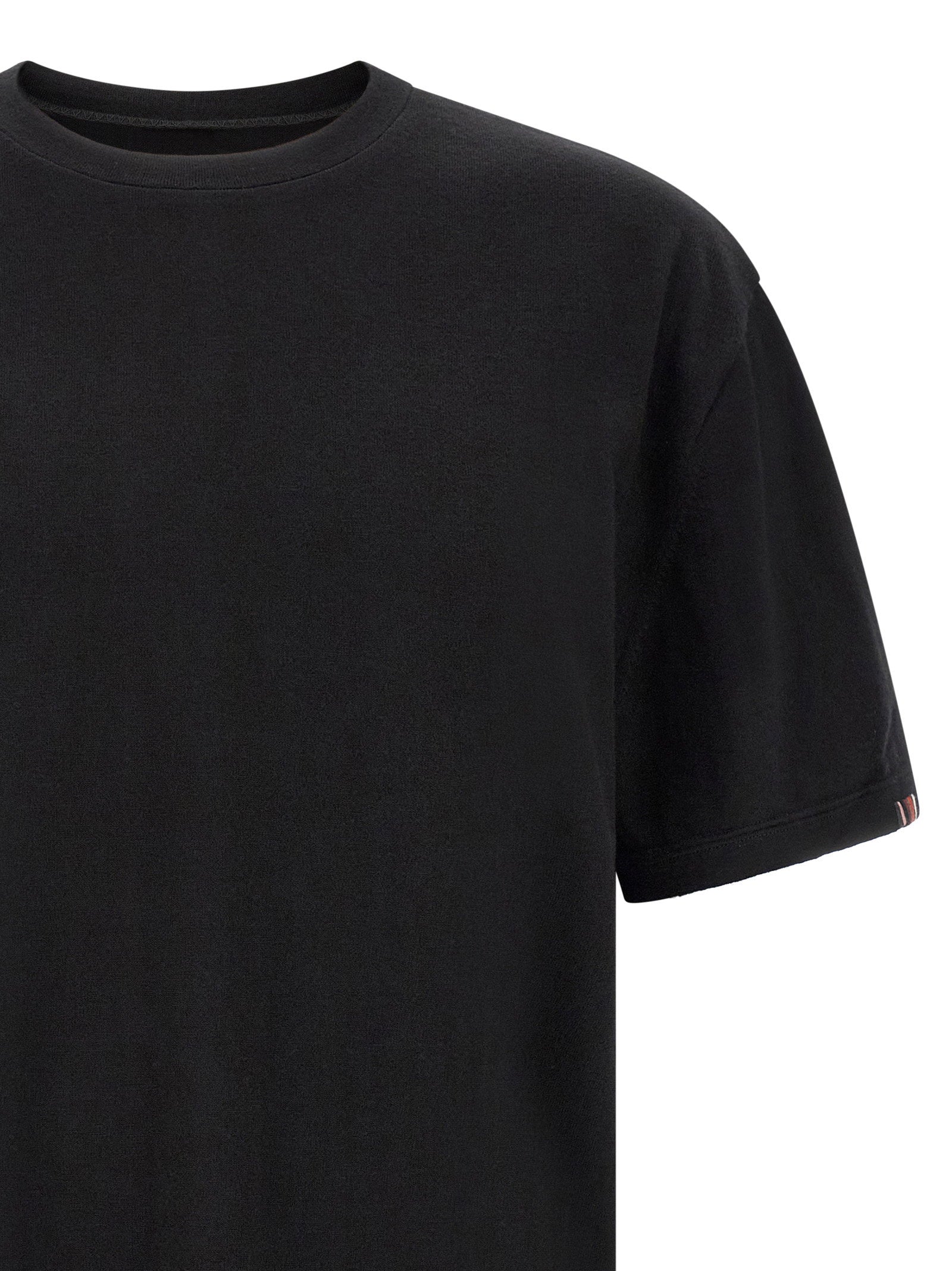 Detail van het handgeborduurde vlagje op de zoom van het Extreme Cashmere T-shirt