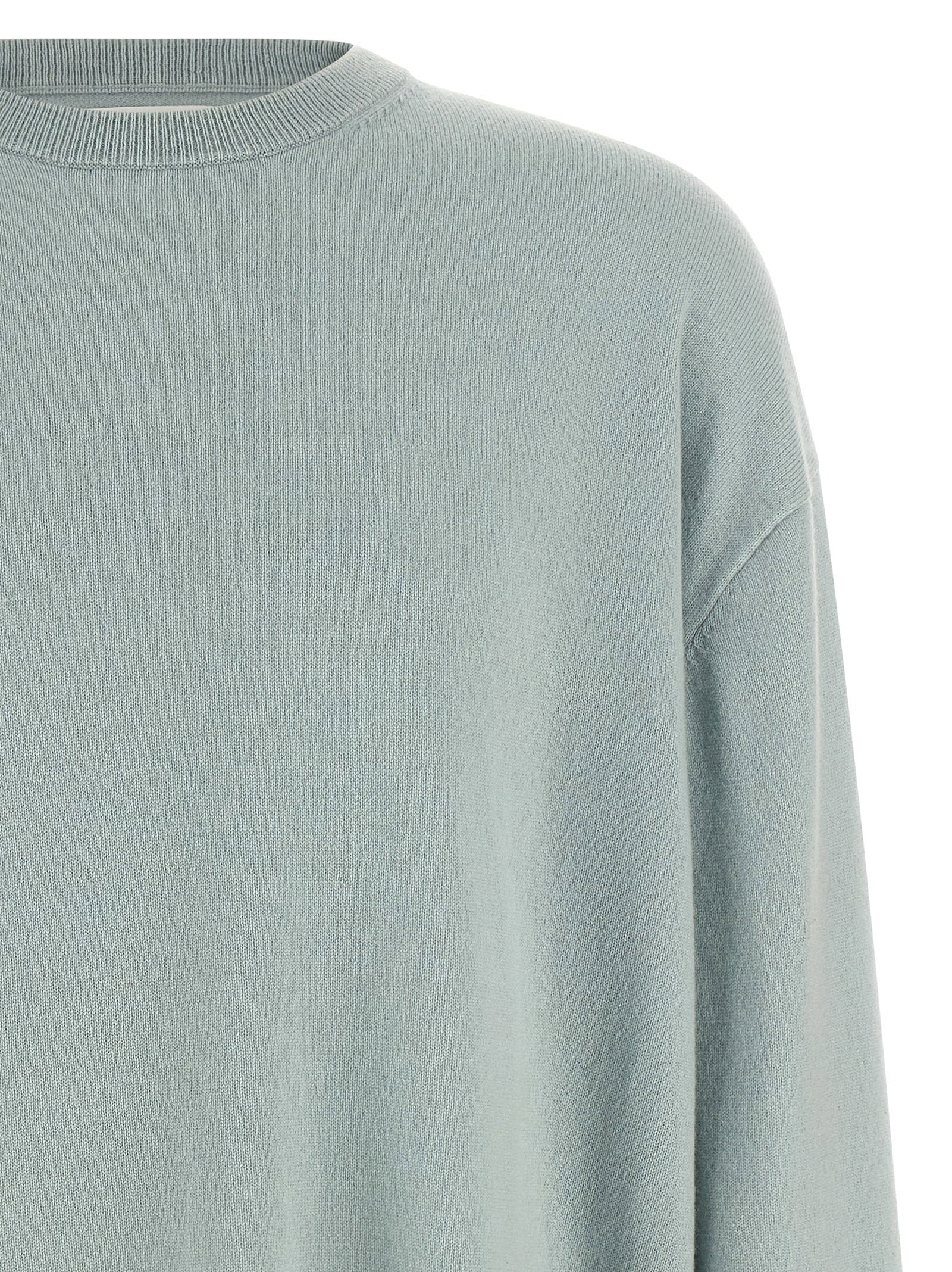 Extreme Cashmere N°476 April trui lichtblauw, achteraanzicht met gedropte schouders