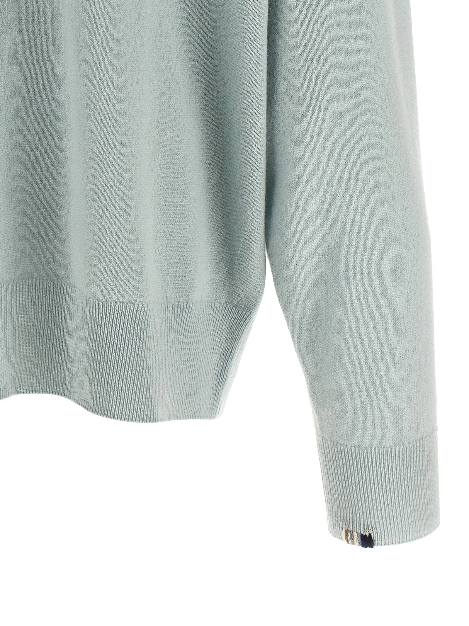 Extreme Cashmere N°476 April trui lichtblauw, close-up van de ribgebreide zoom