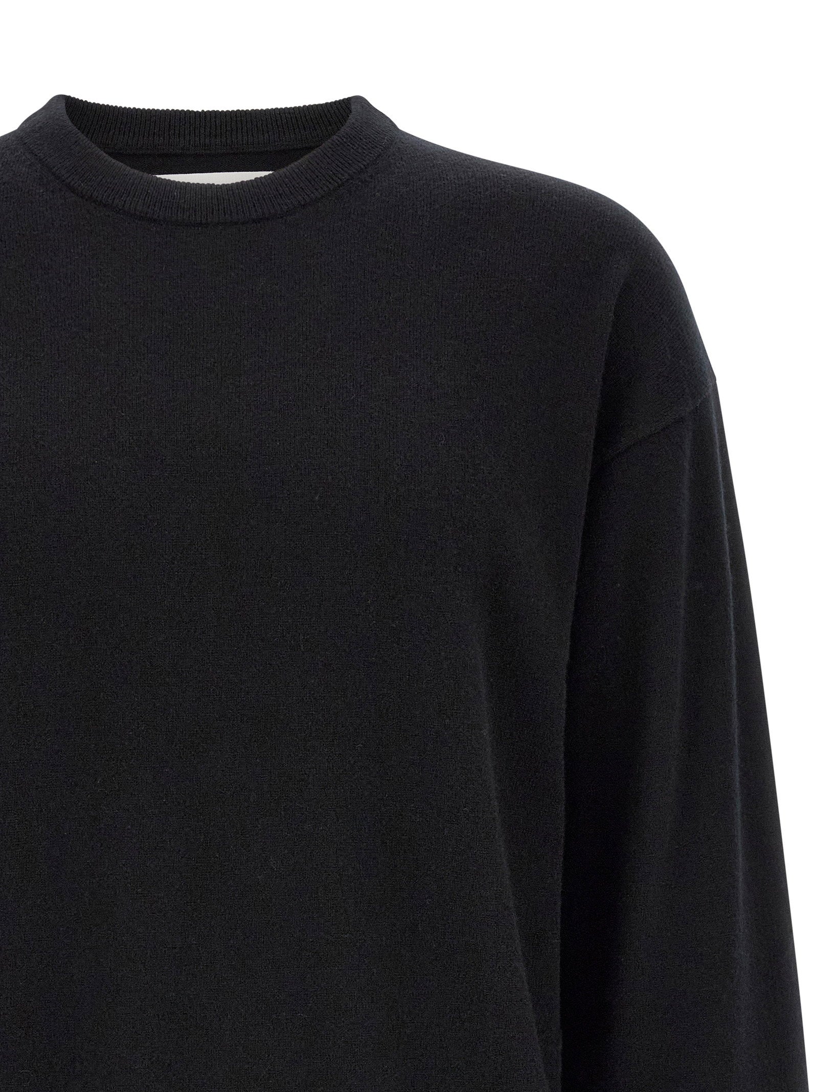 Extreme Cashmere N°476 April trui zwart, achteraanzicht met gedropte schouders