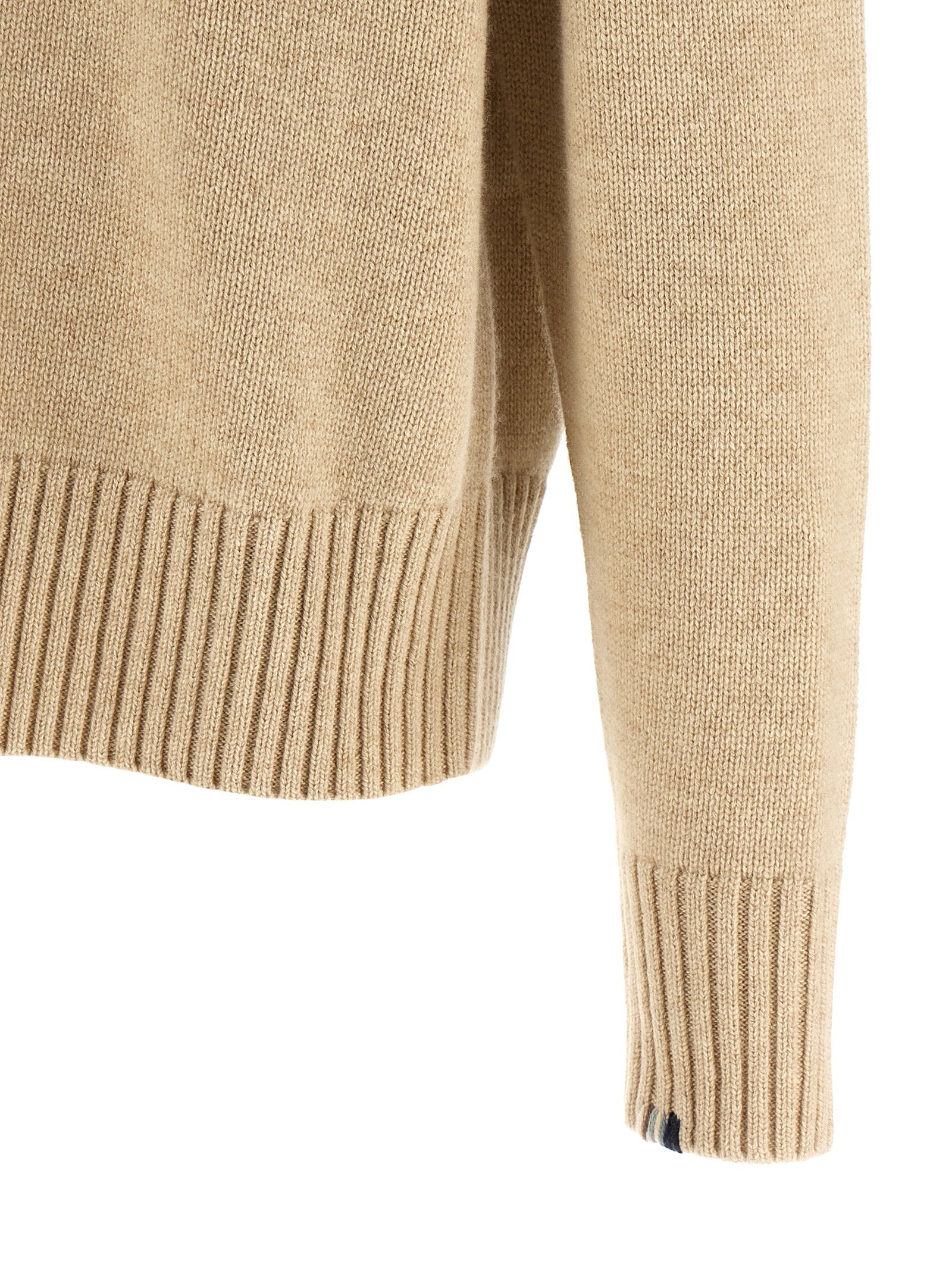 Extreme Cashmere N°520 Ordinary trui beige, close-up van de ribgebreide zoom