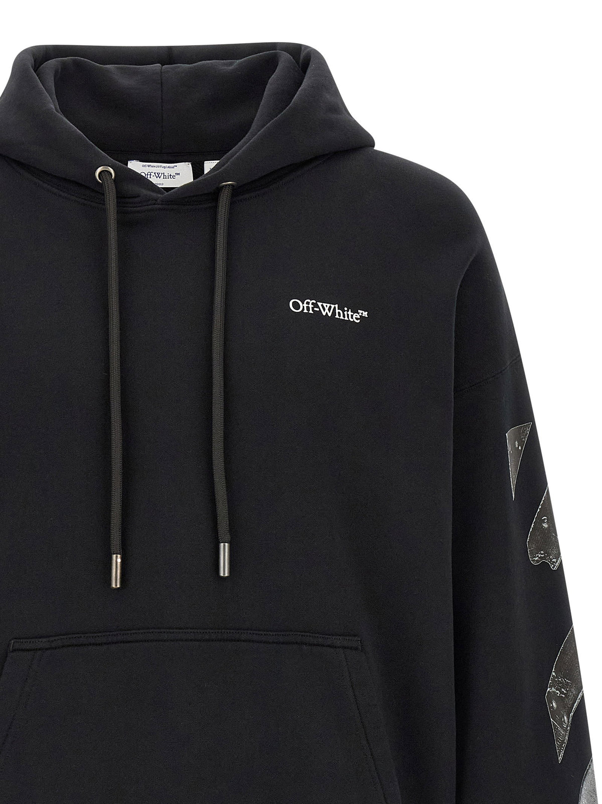 Detail van de capuchon met koorden en het Off-White-woordmerk op de borst