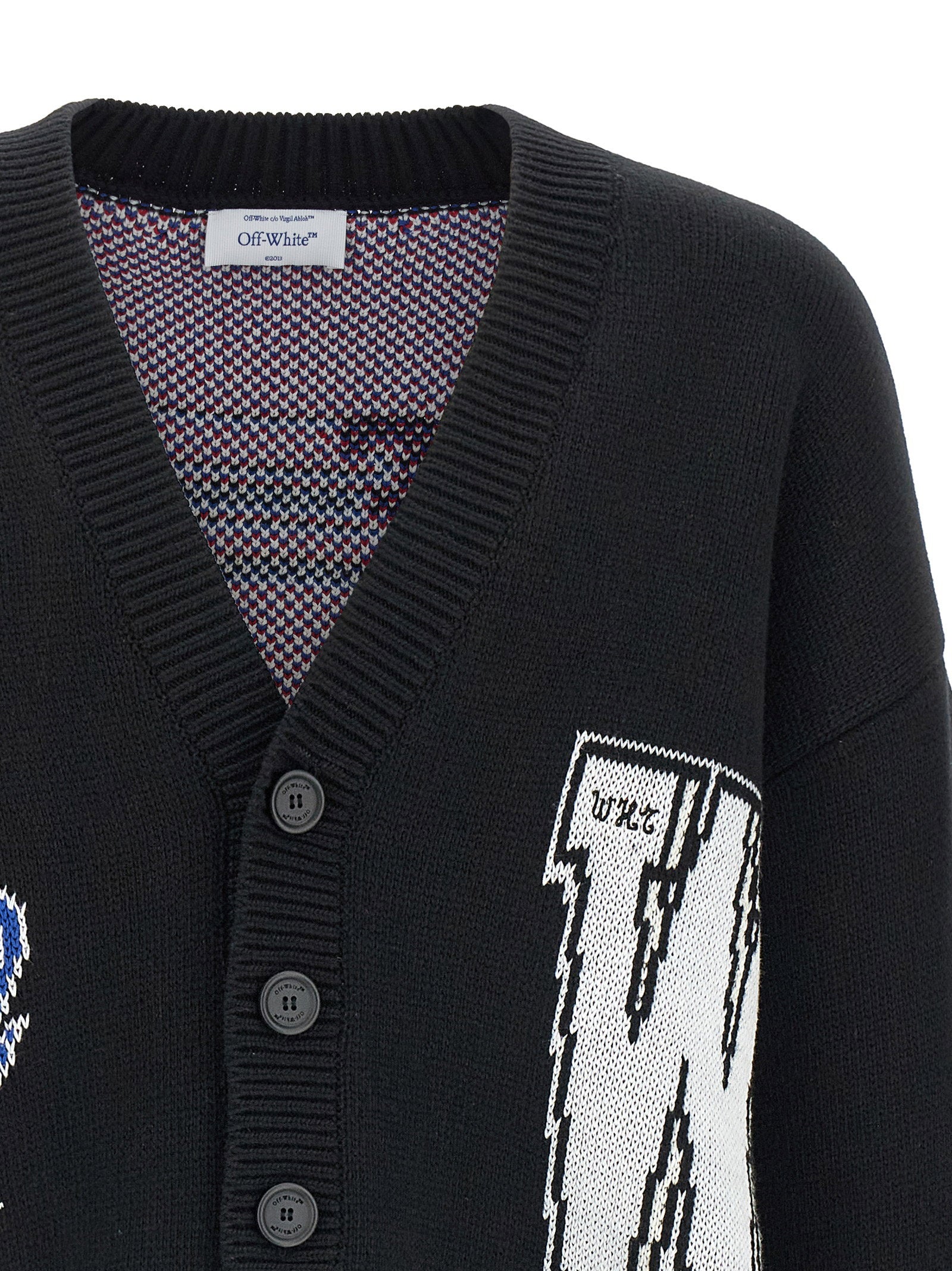 Detail van de V-hals, het ribboord en het Off-White halslabel