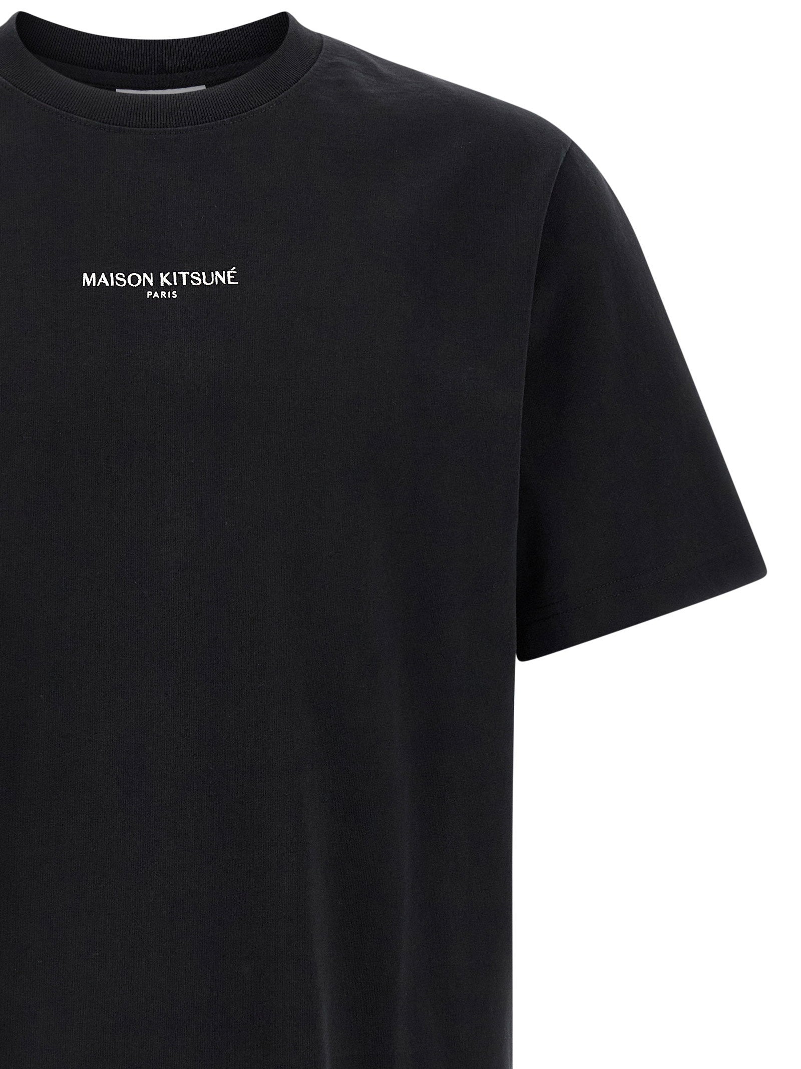 Maison Kitsuné Paris Comfort T-shirt in zwart, detail van het borduursel